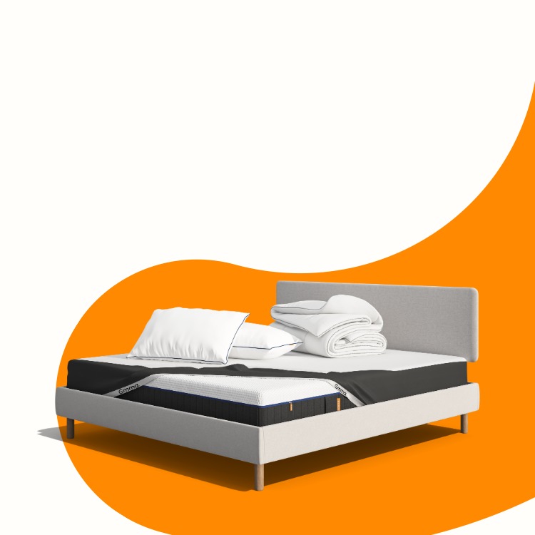 Lit moderne avec tête de lit grise et pieds noirs, recouvert de draps blancs. Deux oreillers blancs et une pile de linge plié sont posés sur le matelas. Arrière-plan beige avec une forme orange abstraite.