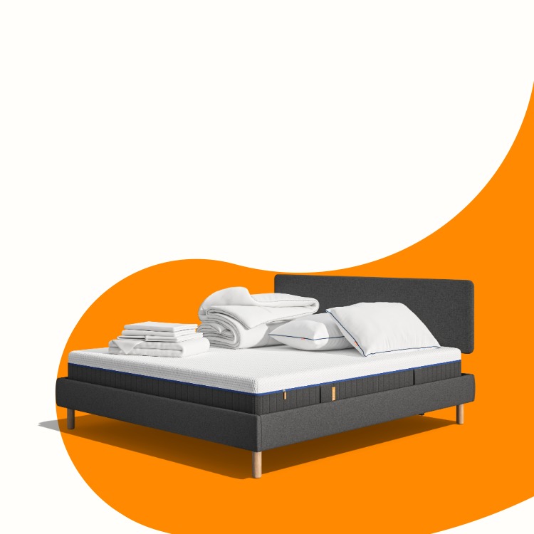 Lit moderne avec tête de lit grise et pieds noirs, recouvert de draps blancs. Deux oreillers blancs et une pile de linge plié sont posés sur le matelas. Arrière-plan beige avec une forme orange abstraite.