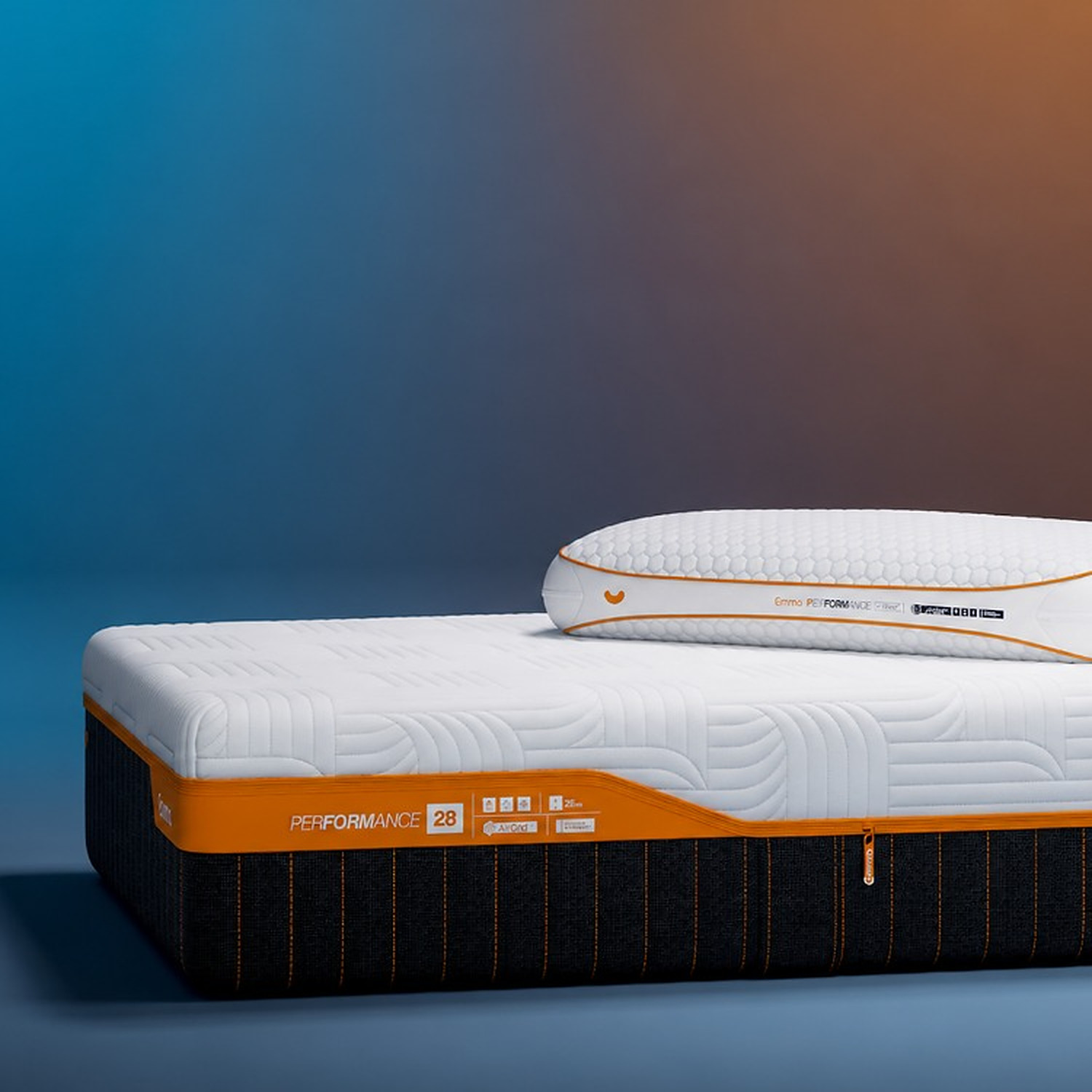 Lit moderne avec tête de lit grise et pieds noirs, recouvert de draps blancs. Deux oreillers blancs et une pile de linge plié sont posés sur le matelas. Arrière-plan beige avec une forme orange abstraite.