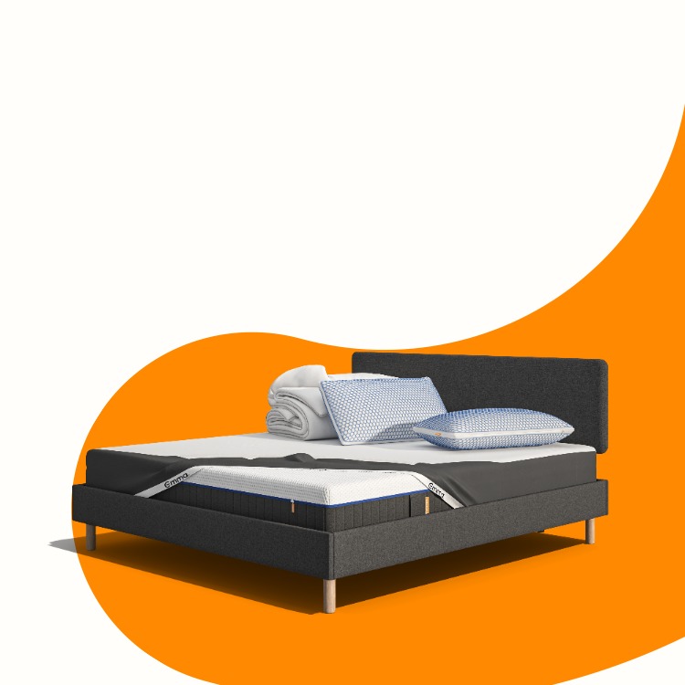 Lit moderne avec tête de lit grise et pieds noirs, recouvert de draps blancs. Deux oreillers blancs et une pile de linge plié sont posés sur le matelas. Arrière-plan beige avec une forme orange abstraite.