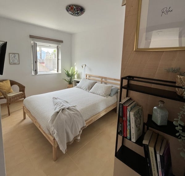 cama de madera con colchón emma con sabanas elegantes en habitación moderna
