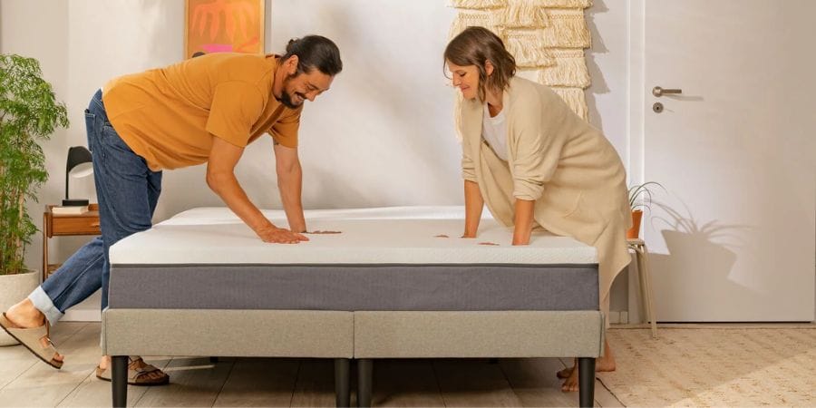 Pareja apoyada sobre el colchón visco Emma