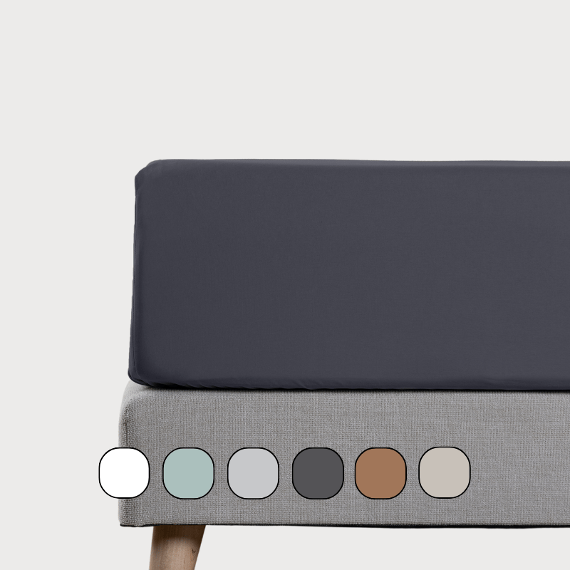 Vue latérale d’un matelas avec drap-housse.