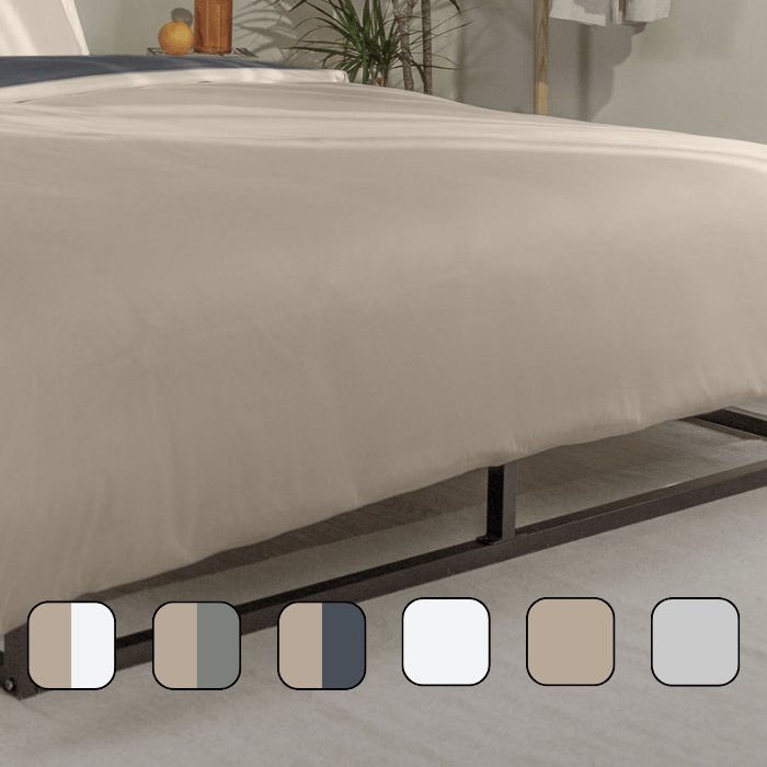 Image en gros plan d’une housse de couette sur un lit.