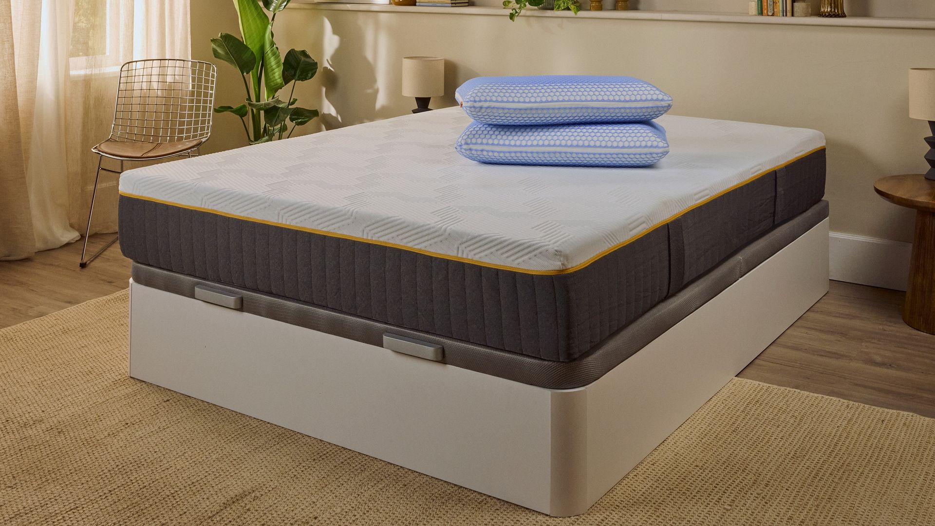 Uma imagem do sommier com arrumação em branco, completo com o colchão Emma Zero Gravity e almofadas Zero Gravity