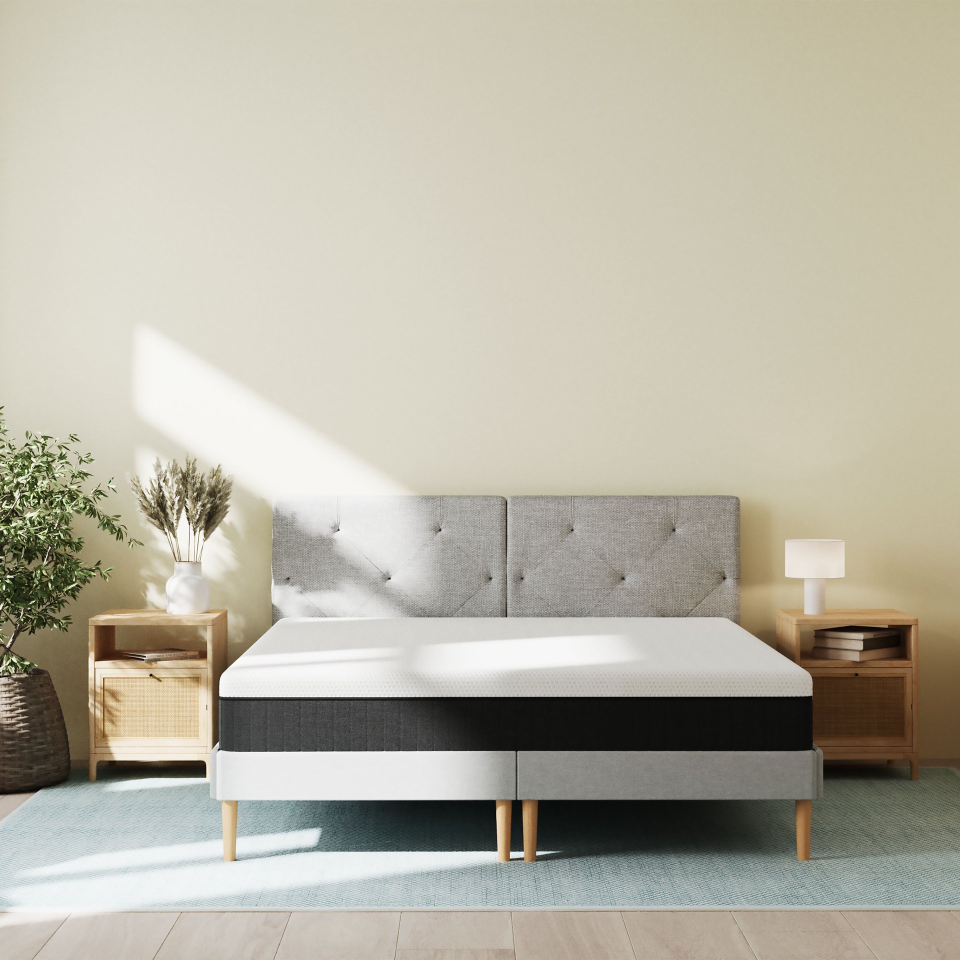 Camera da letto moderna con letto grigio, comodini in legno, piante e tappeto blu.