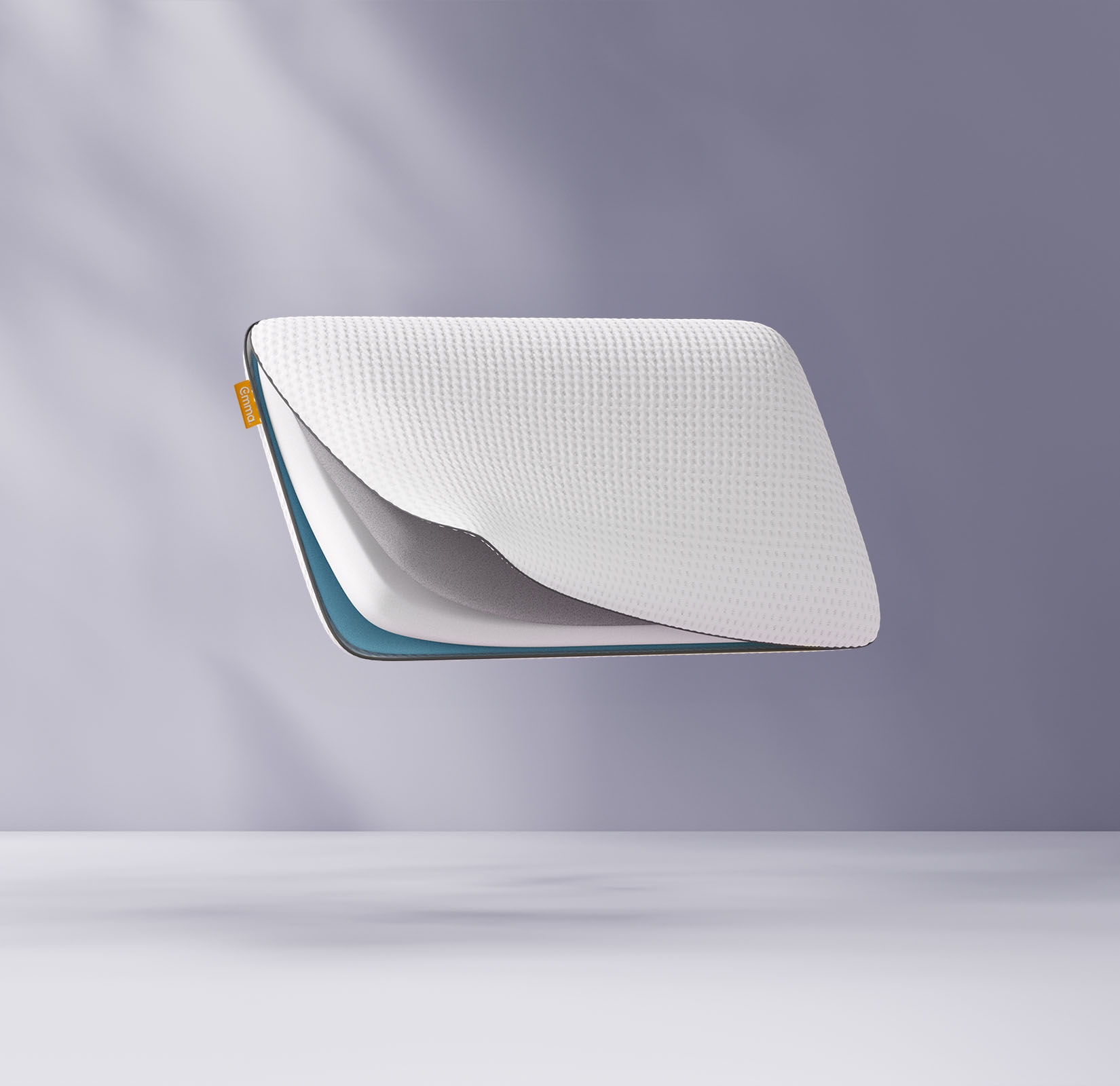 Oreiller flottant avec une grille en forme de nid d’abeille bleue, partiellement ouvert pour révéler le tissu intérieur, sur un fond violet clair.