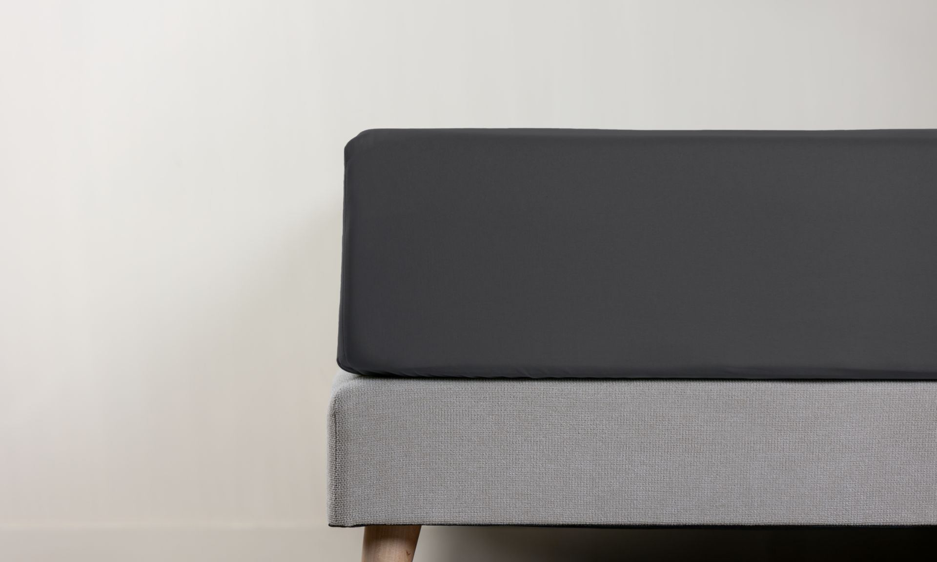 Dettaglio di lenzuolo con angoli grigio scuro