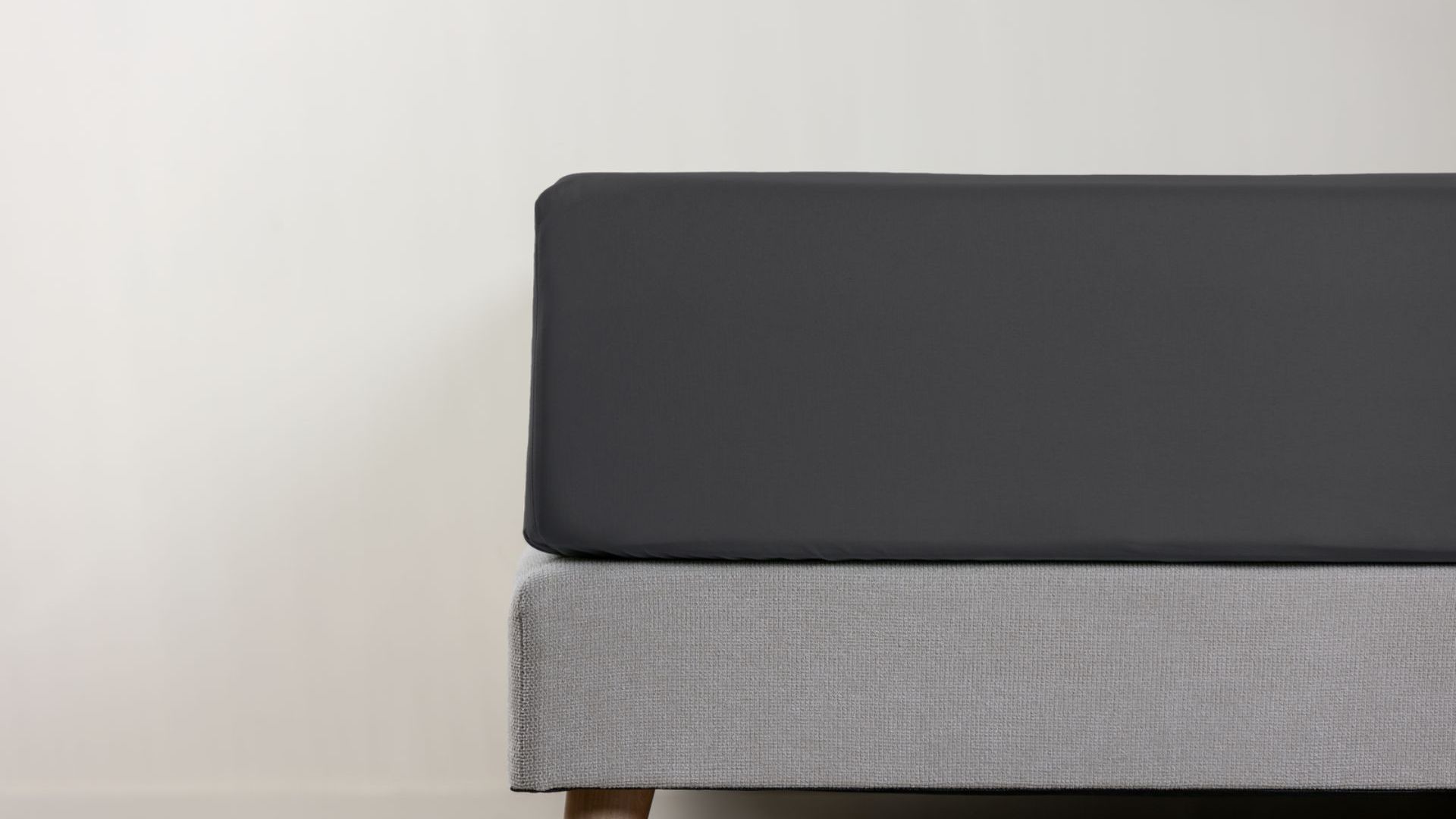 Dettaglio di lenzuolo con angoli grigio scuro