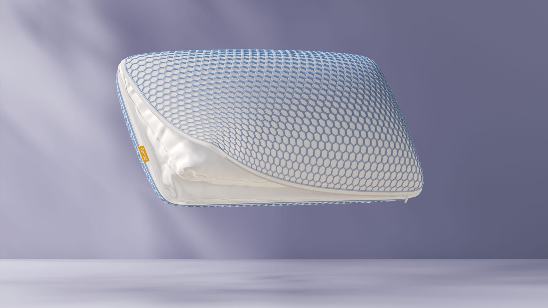 Almohada Elite Microfiber mostrando sus capas de microfibra ajustables y la funda Gel Grid. Perfecta para un sueño personalizado y fresco.