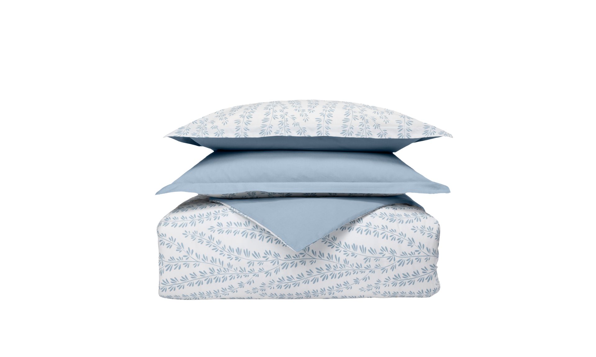 Set di biancheria impilato con cuscini e piumone a motivo foglia blu su sfondo bianco e un cuscino azzurro.