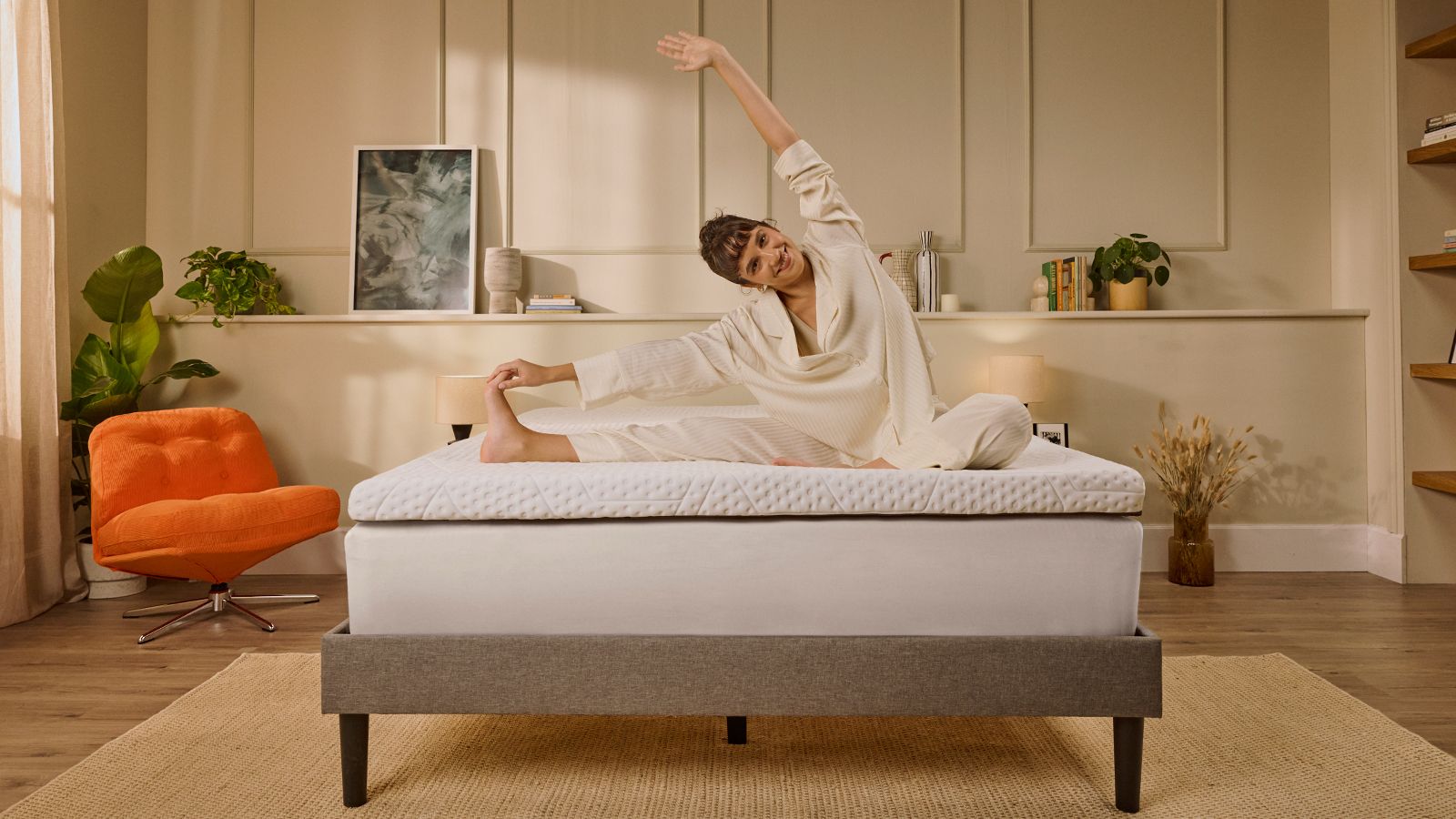 Vrouw die zich uitstrekt op de Emma-topper en laat zien hoe flexibel hij is en hoeveel comfort hij voor het hele lichaam biedt.