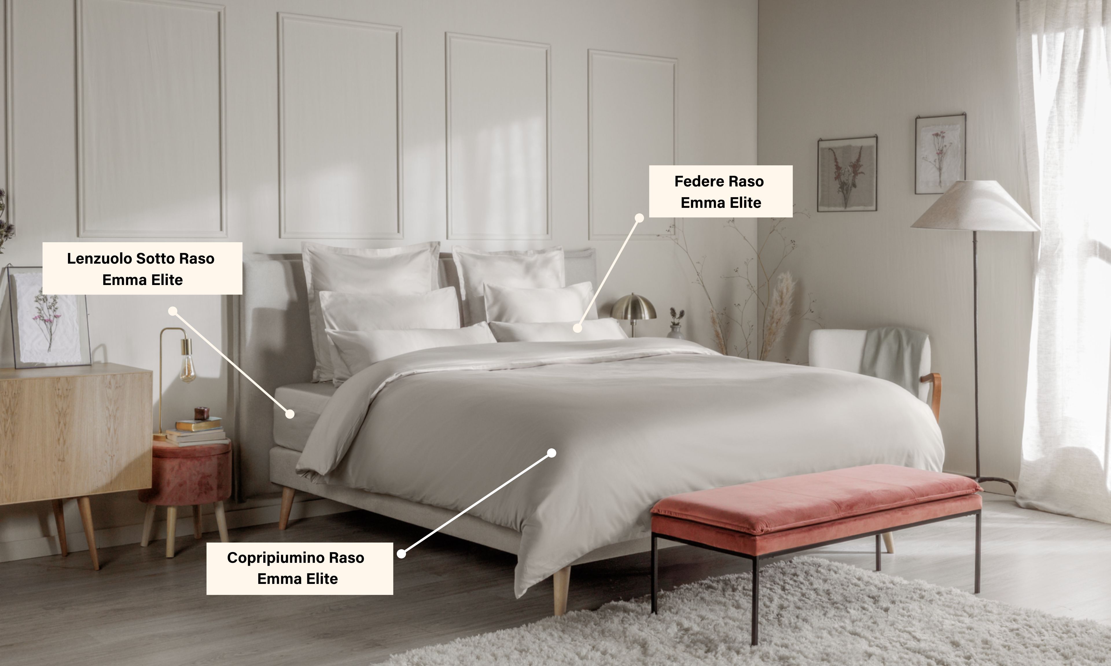 Letto ordinato con biancheria beige, in una camera decorata con mobili e quadri.