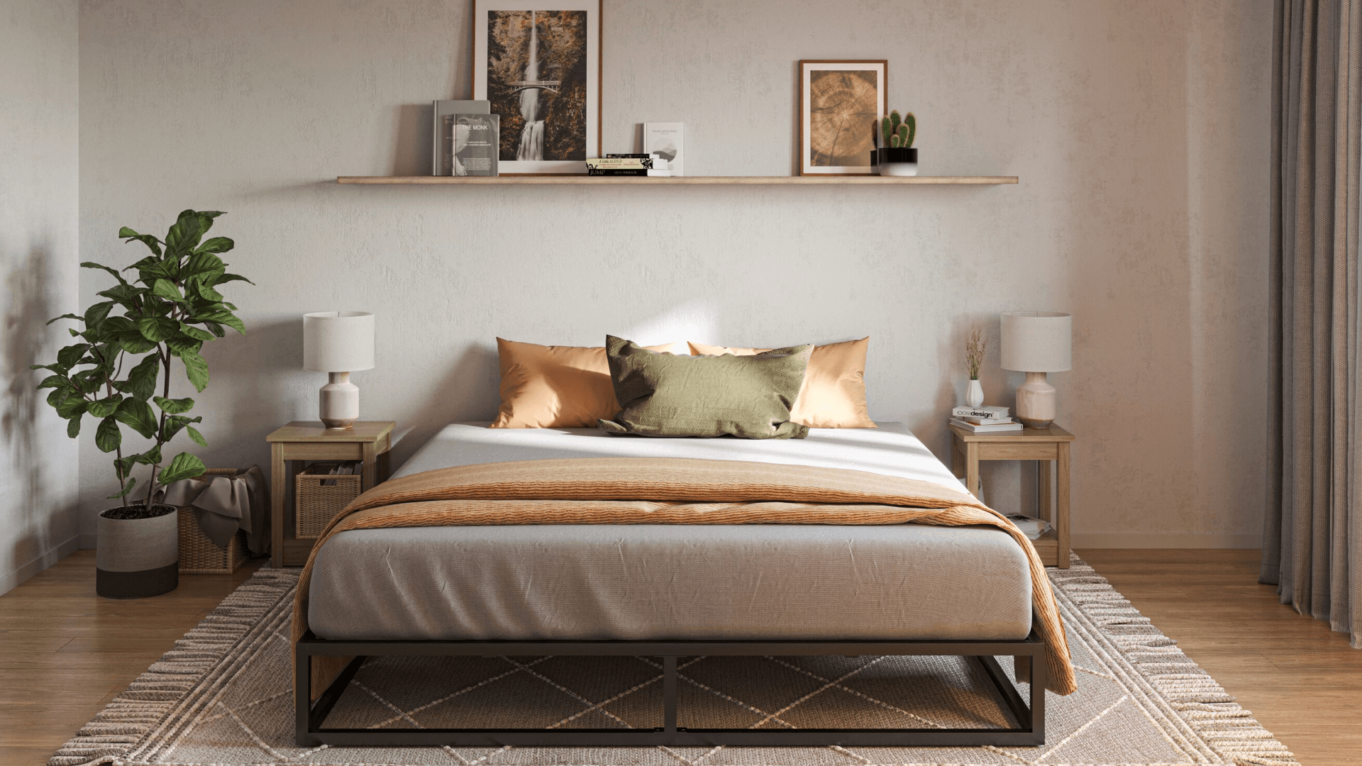 Afbeelding van een moderne slaapkamer met een grijze sprei, oranje deken, kussens in oranje en groen, houten nachtkastjes met decoratieve elementen, een groene kamerplant, een plank met foto’s en een cactus, en grijze gordijnen.