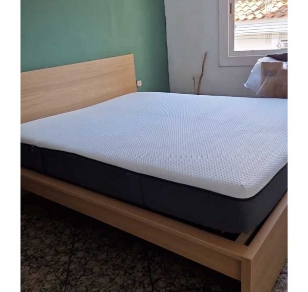 colchón emma original sobre cama de madera