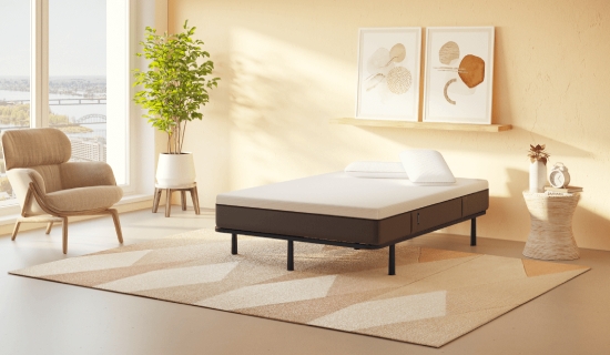 rete letto matrimoniale con materasso e cuscini