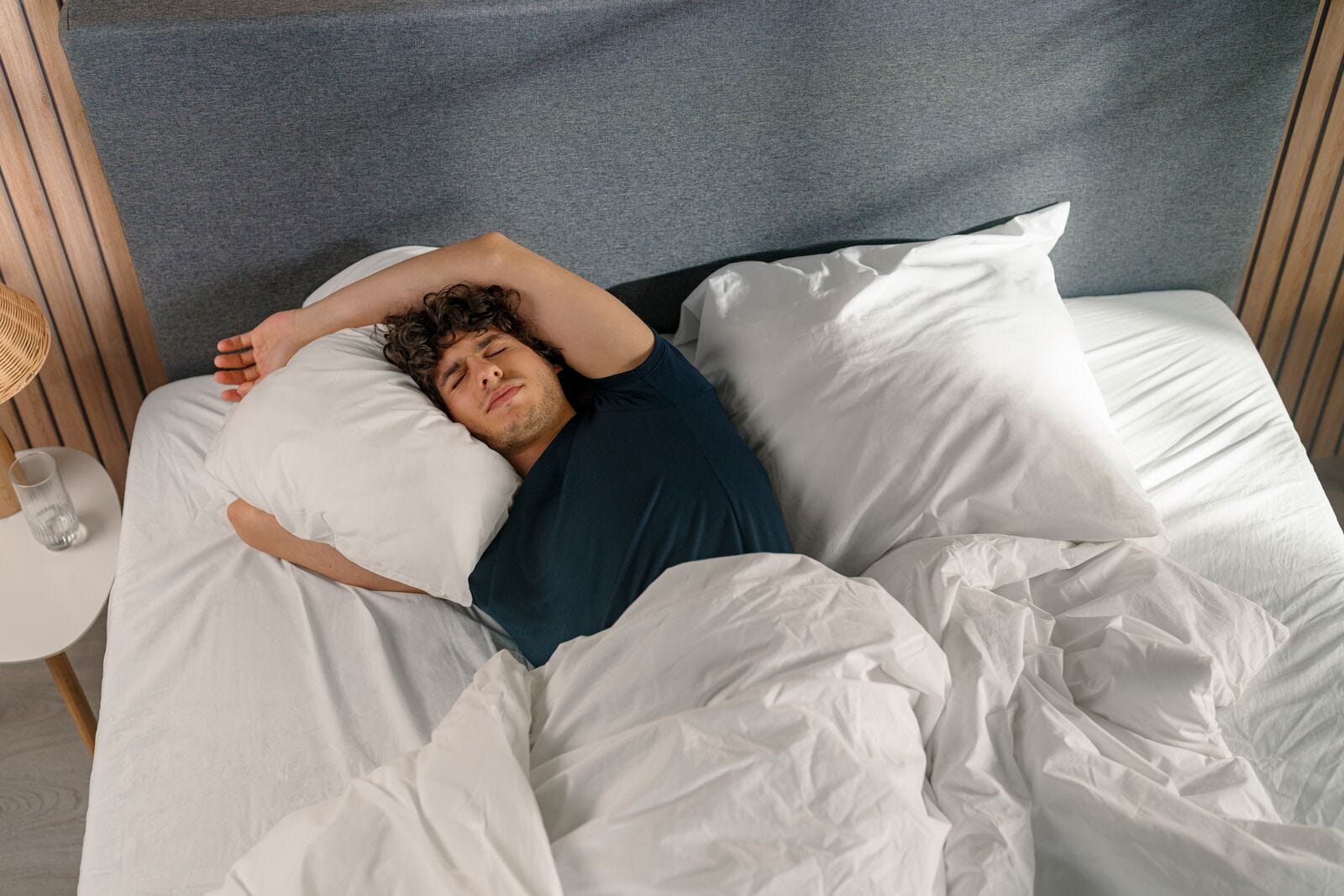 Hombre con mala postura tiene molestias para dormir en la cama
