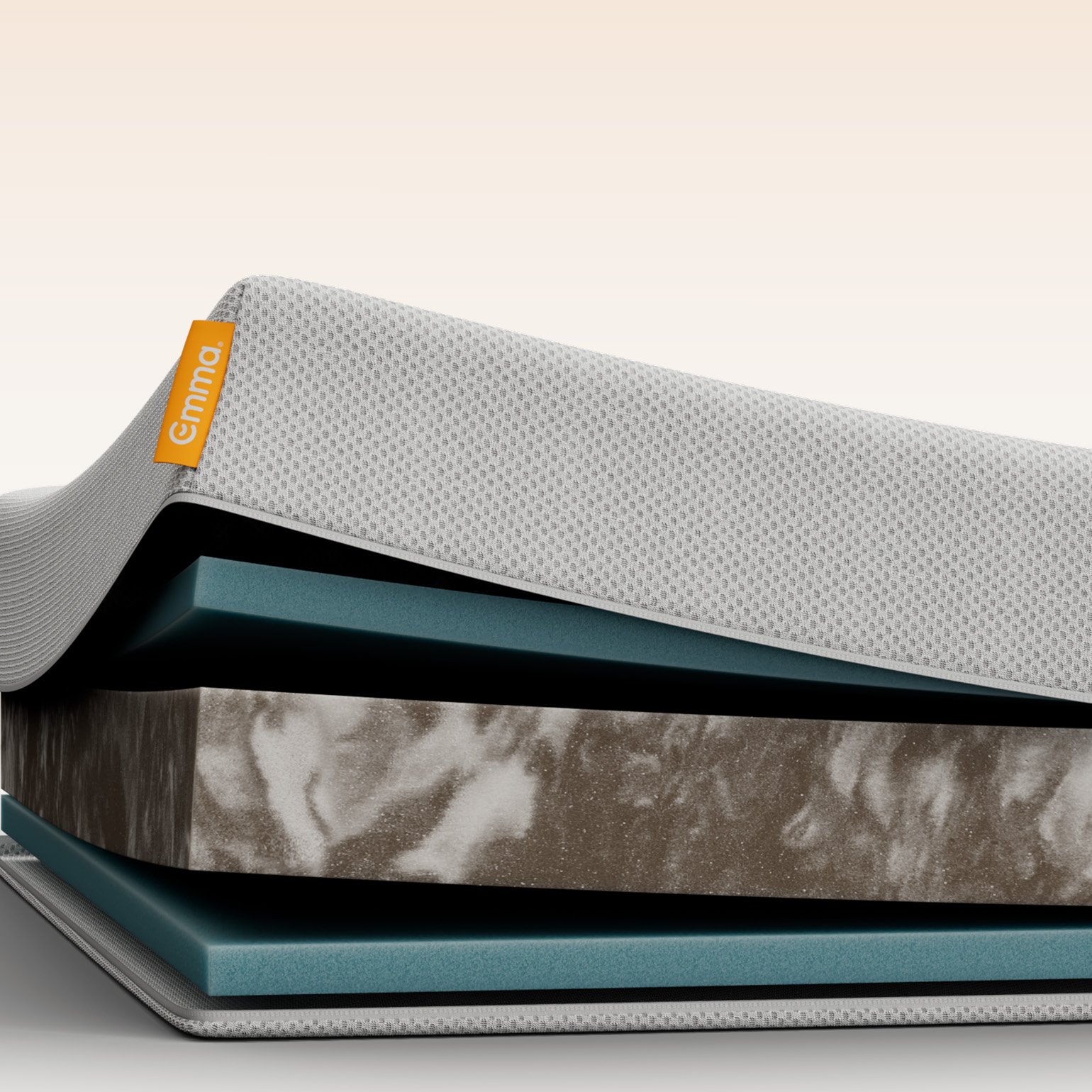 Doorsnede van de Emma Baby & Kindermatras met meerdere lagen, waaronder een witte ademende hoes, blauwe schuimlaag en kern van stevig materiaal, tegen een beige achtergrond.