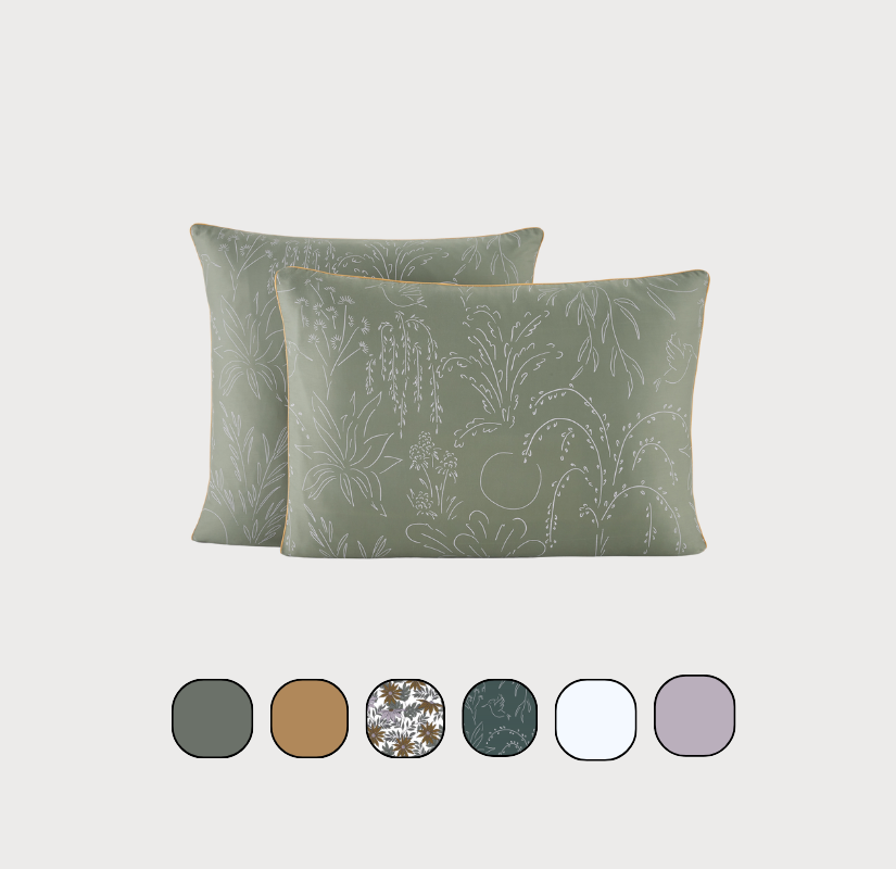 Deux oreillers avec leurs taies et échantillon de couleurs.