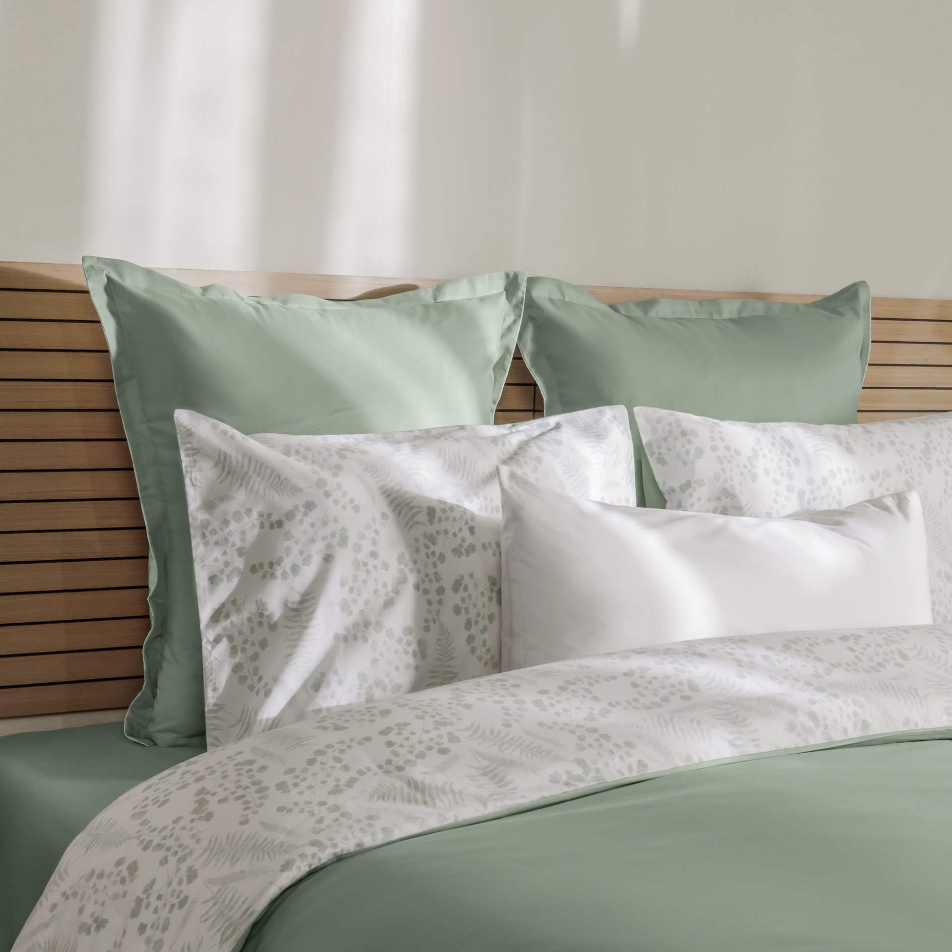 Uma imagem da roupa de cama Emma em verde eucalipto