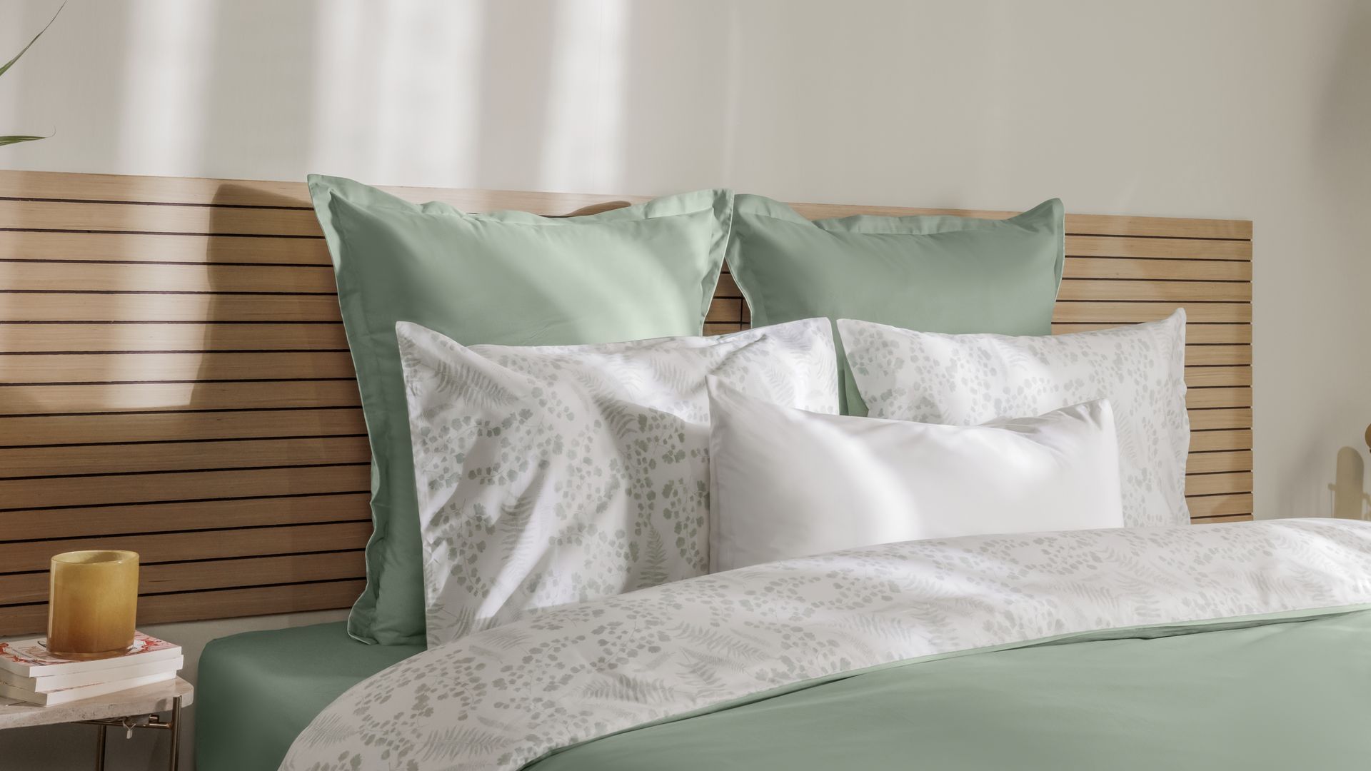 Uma imagem da roupa de cama Emma em verde eucalipto