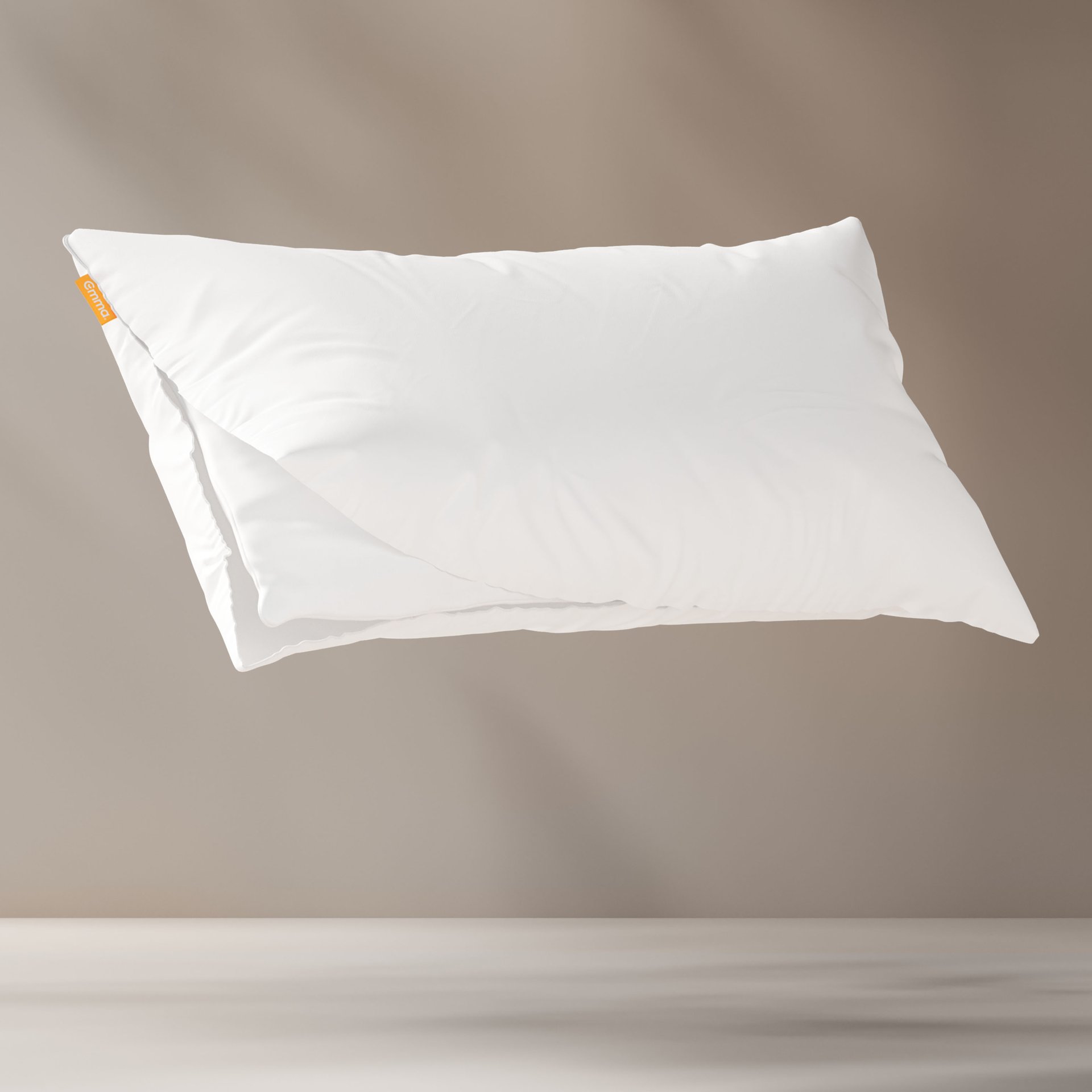 Almohada microfibra blanca de emma sobre fondo grisaceo