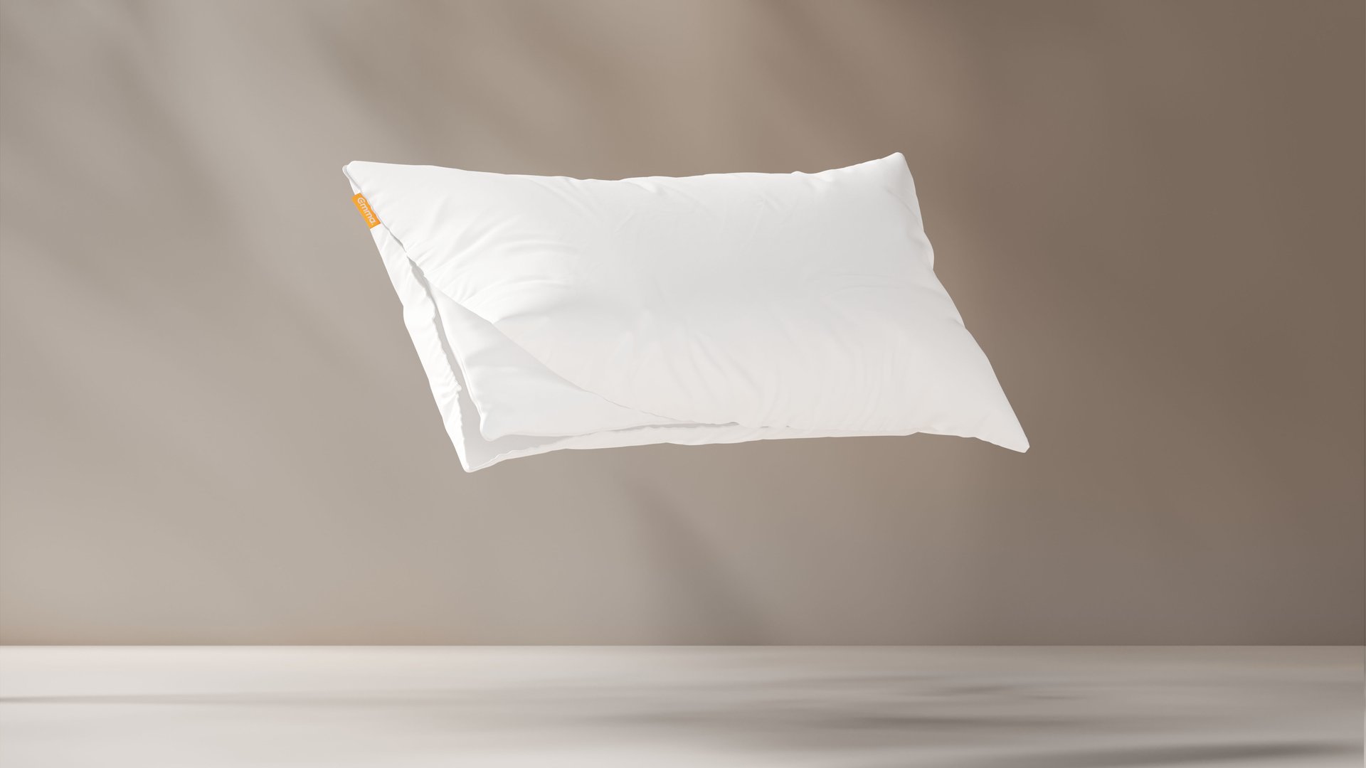 Almohada microfibra blanca de emma sobre fondo grisaceo