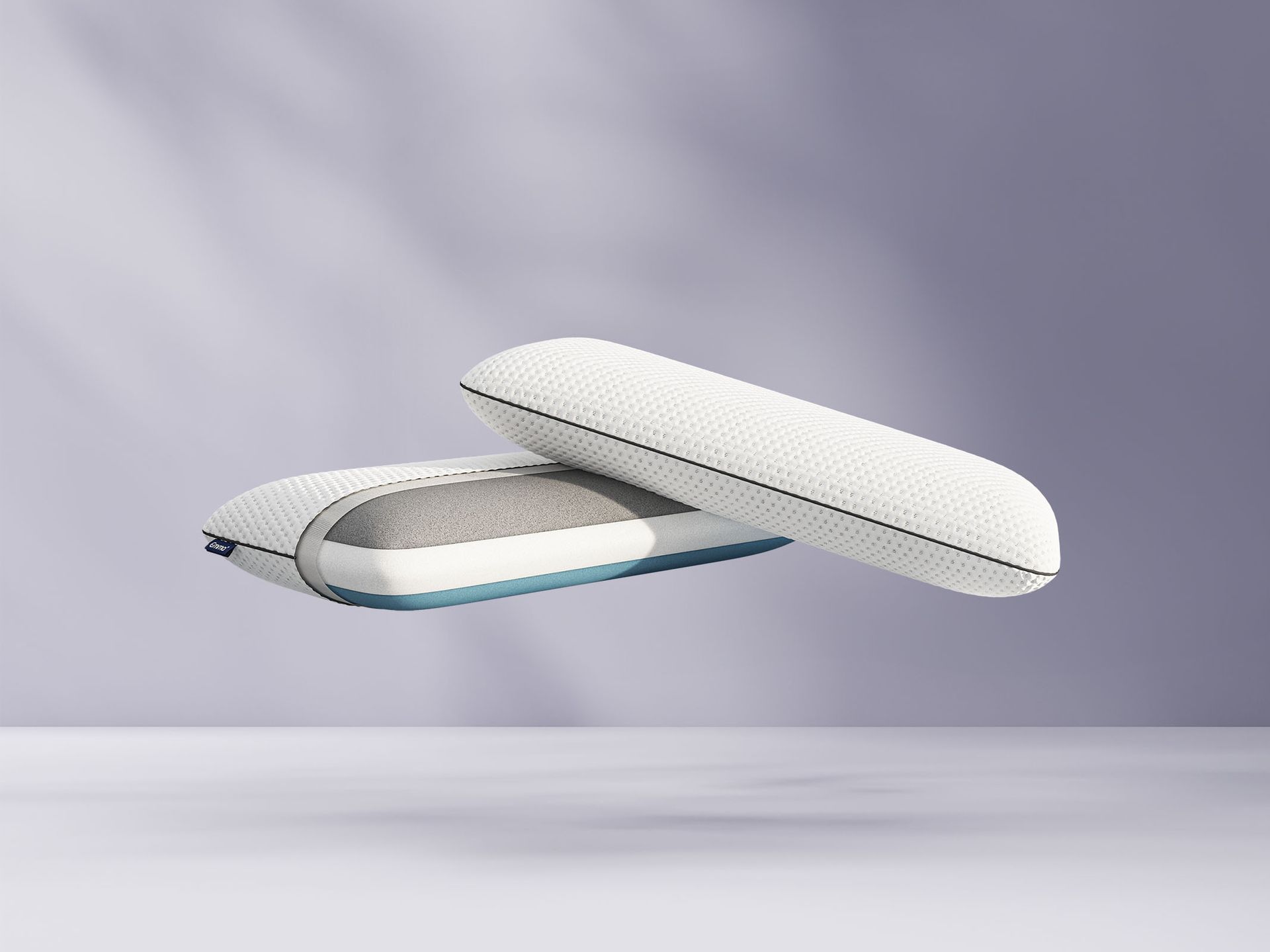 Deux Oreillers Original Premium flottants, dont un en coupe montrant ses trois couches ergonomiques.