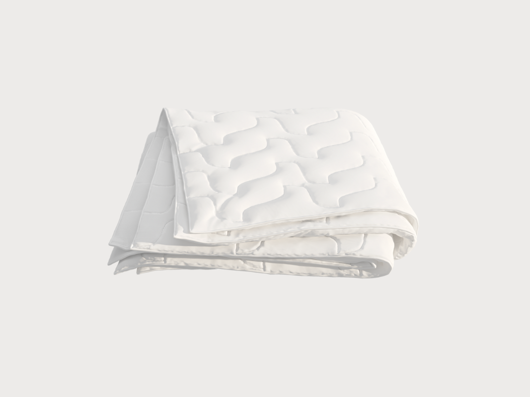 Couette pliée sur un fond blanc.