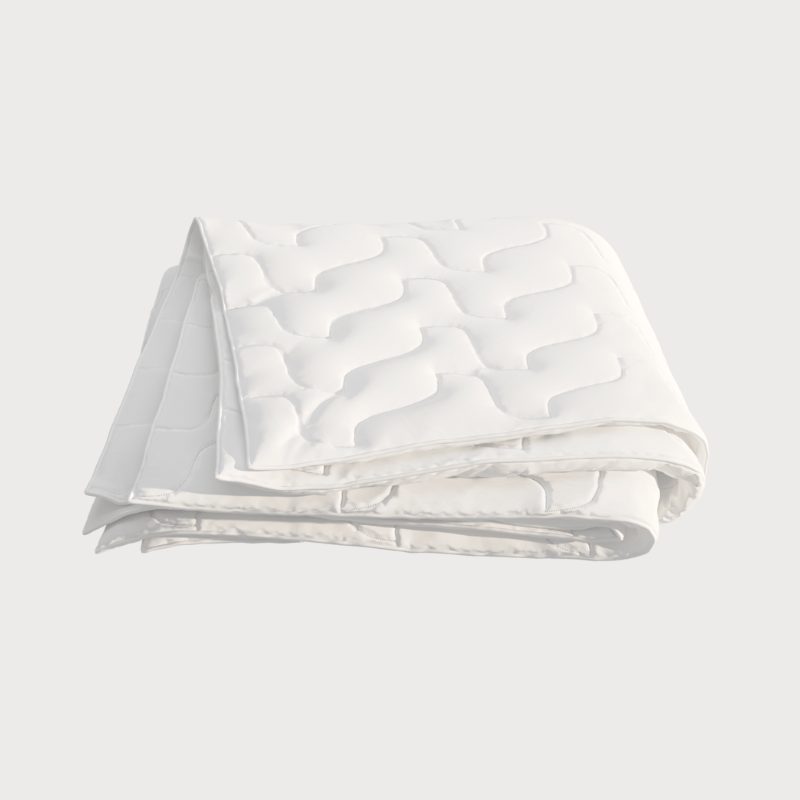 Couette pliée sur un fond blanc.