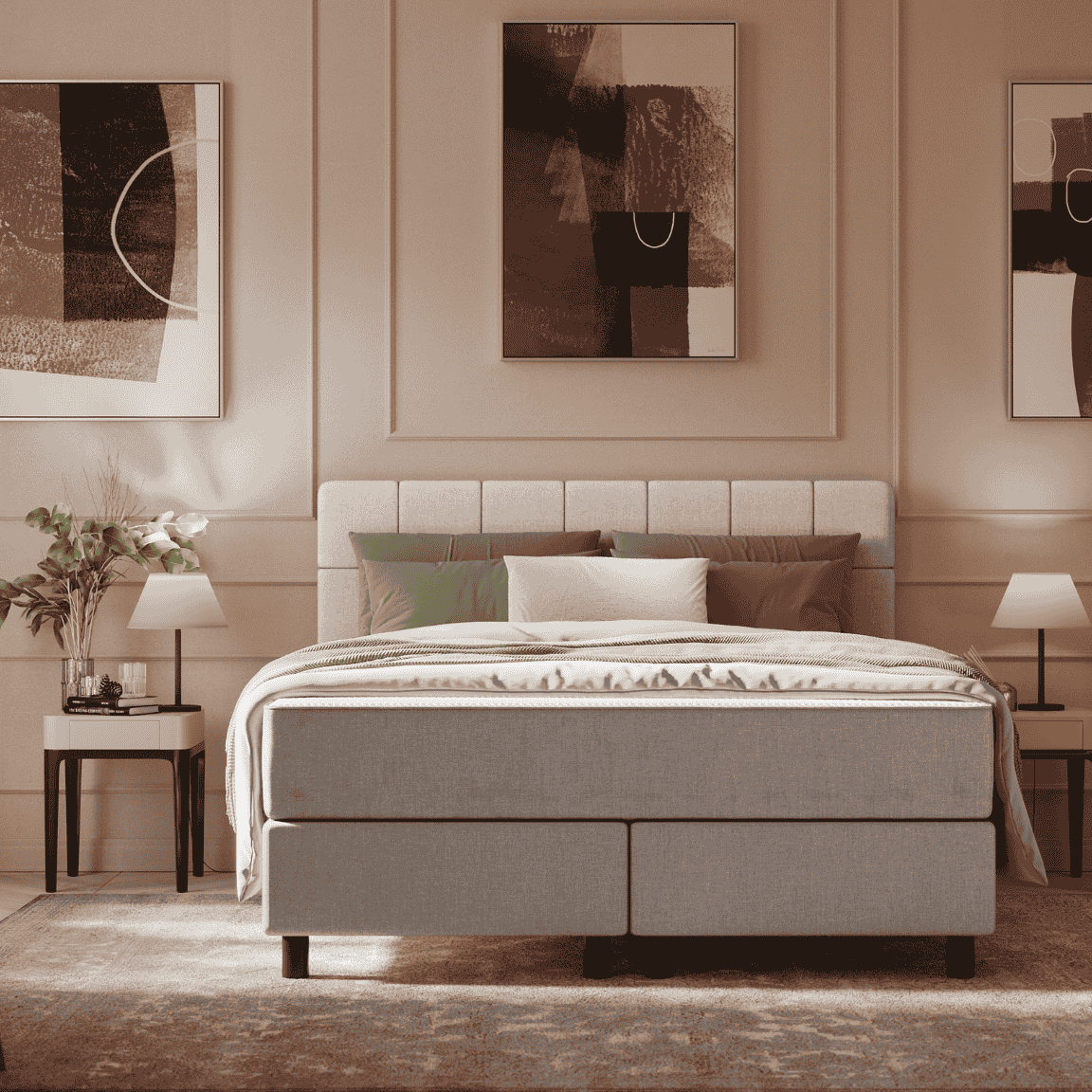 Stijlvolle slaapkamer met Emma Original Boxspring lichtgrijze gestoffeerde boxspring met strak opgemaakt bed, flankerend door twee nachtkastjes met lampen en decoratie, abstracte kunst aan de muur en zachte sfeerverlichting.