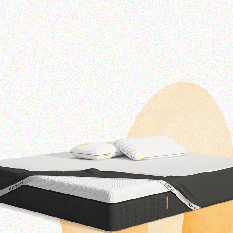 Persone che aprono una scatola Emma