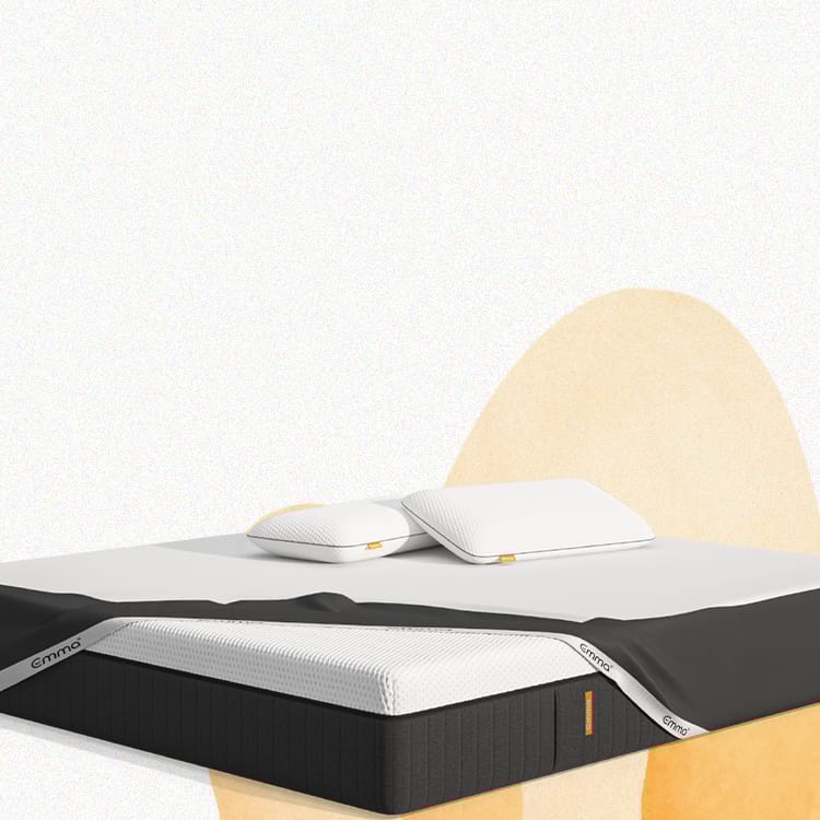 Persone che aprono una scatola Emma