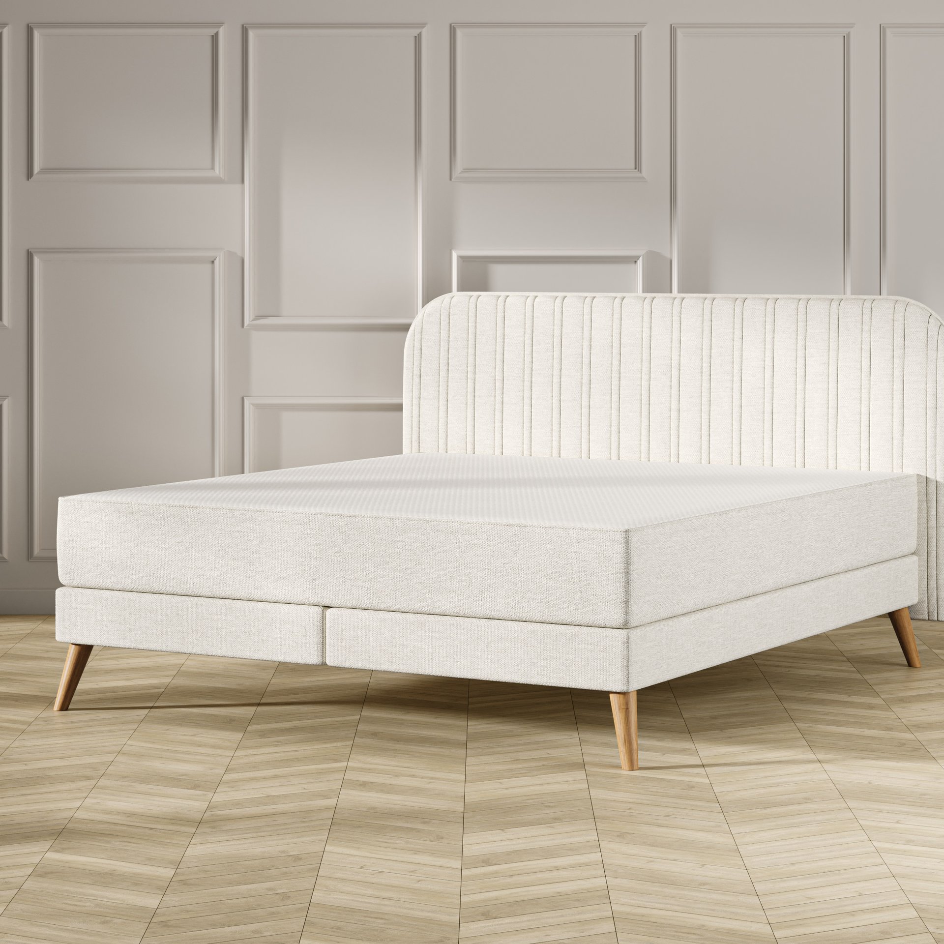 Emma Original Elite Boxspring bed in beige, met gestreept hoofdbord en houten pootjes, geplaatst in een stijlvolle slaapkamer met houten vloer.