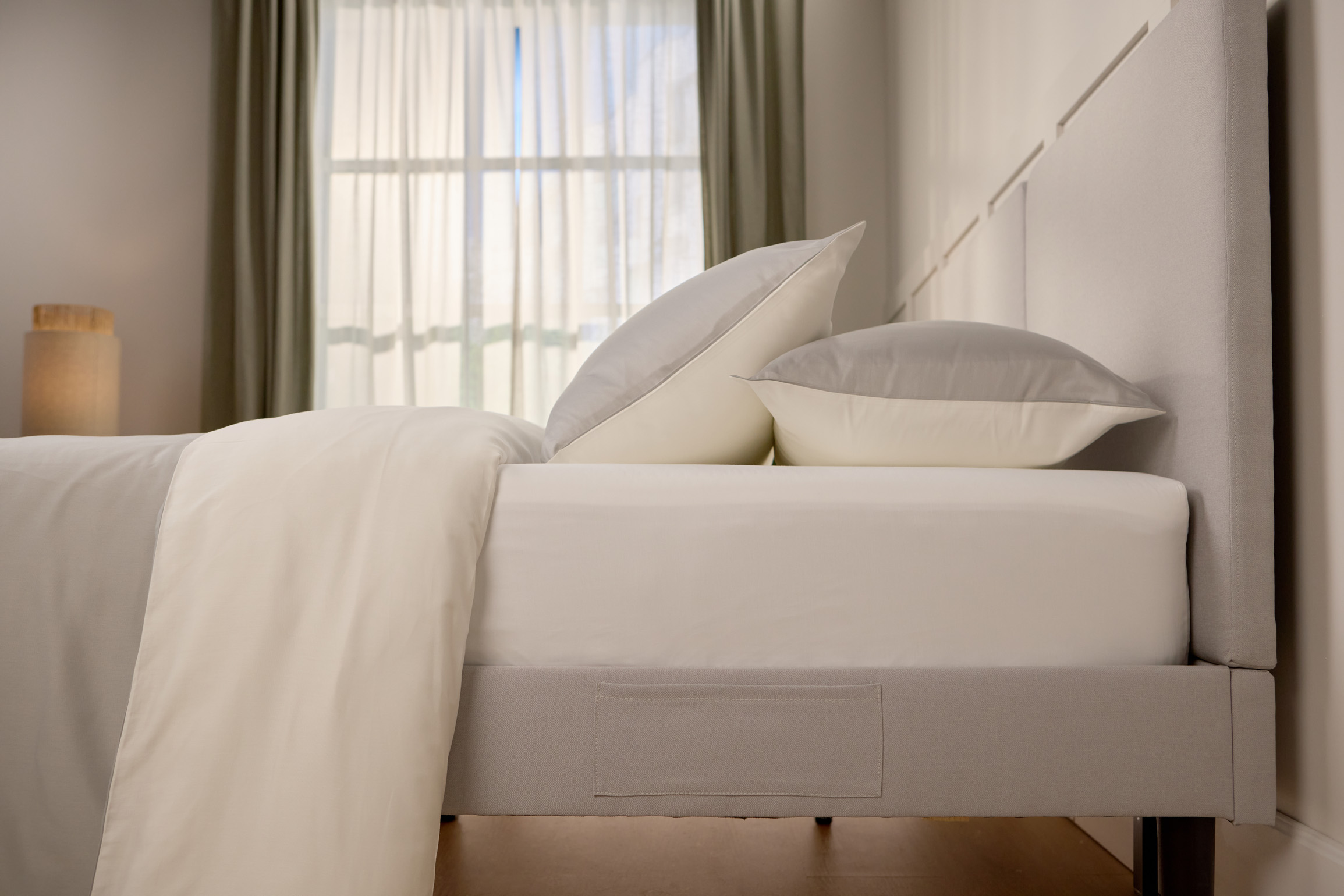 Seitenansicht von Bett und Kissen.