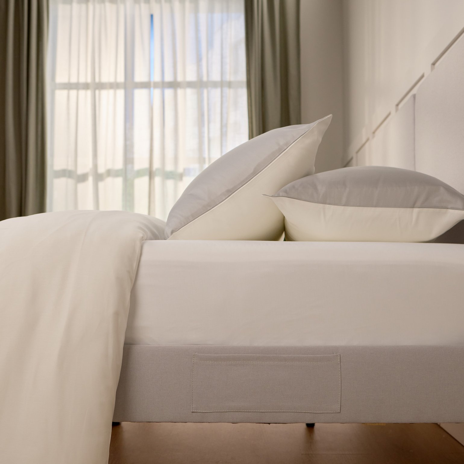 Seitenansicht von Bett und Kissen.
