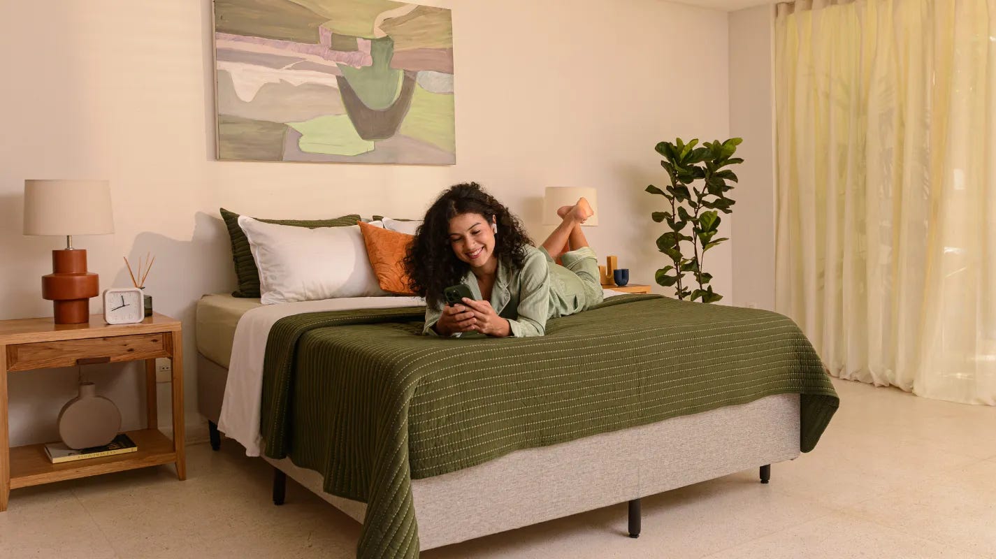Una chica en su cama con su teléfono