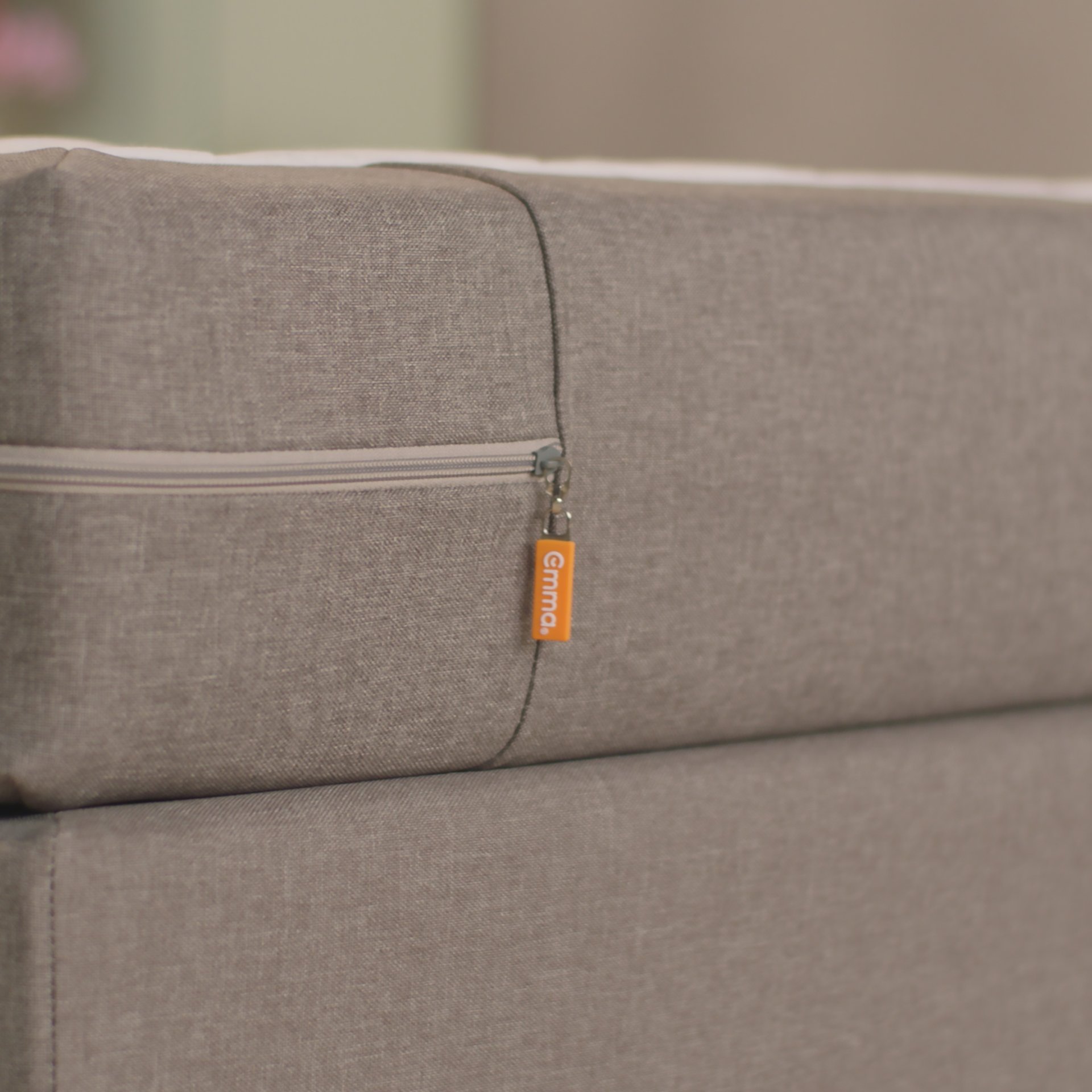 Vue latérale du lit boxspring Caméléon avec un matelas Emma One