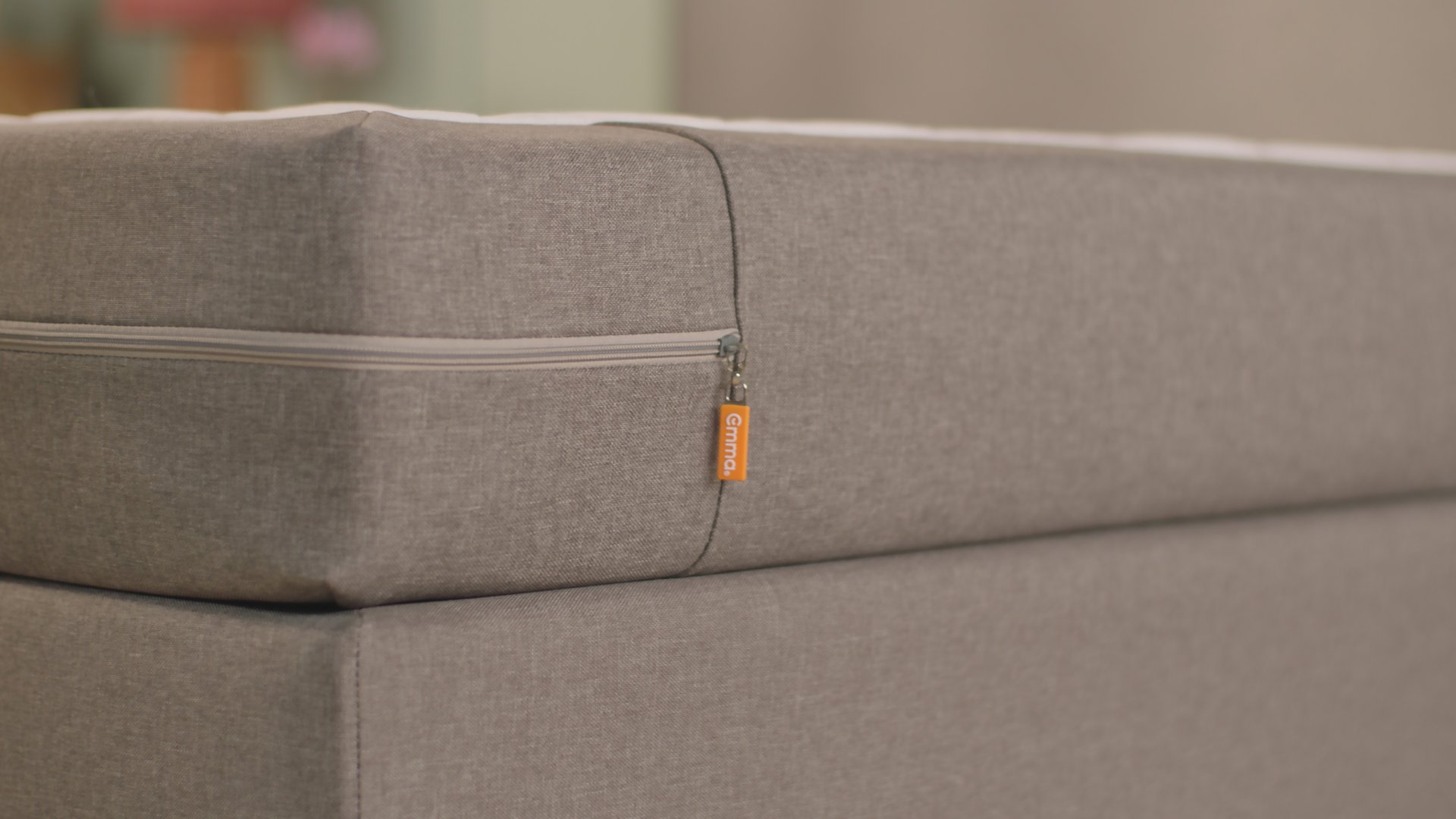 Vue latérale du lit boxspring Caméléon avec un matelas Emma One