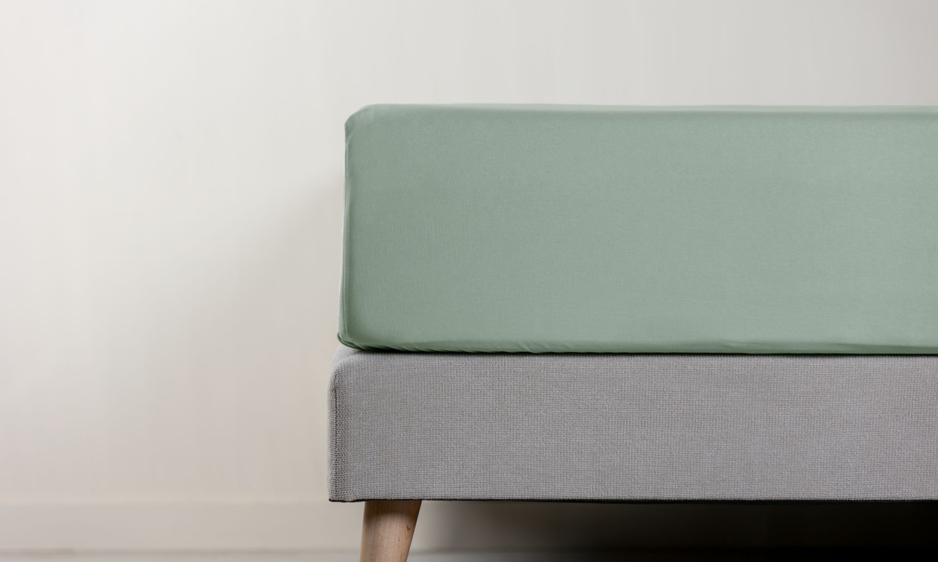 Dettaglio di lenzuolo con angoli verde