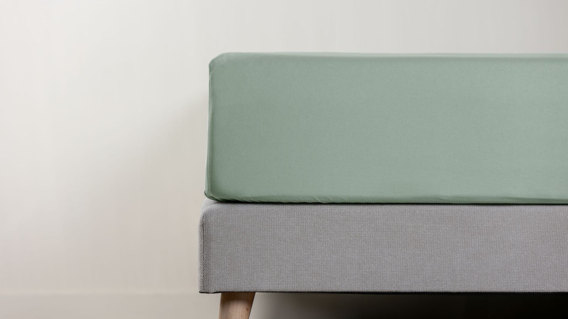 Dettaglio di lenzuolo con angoli verde