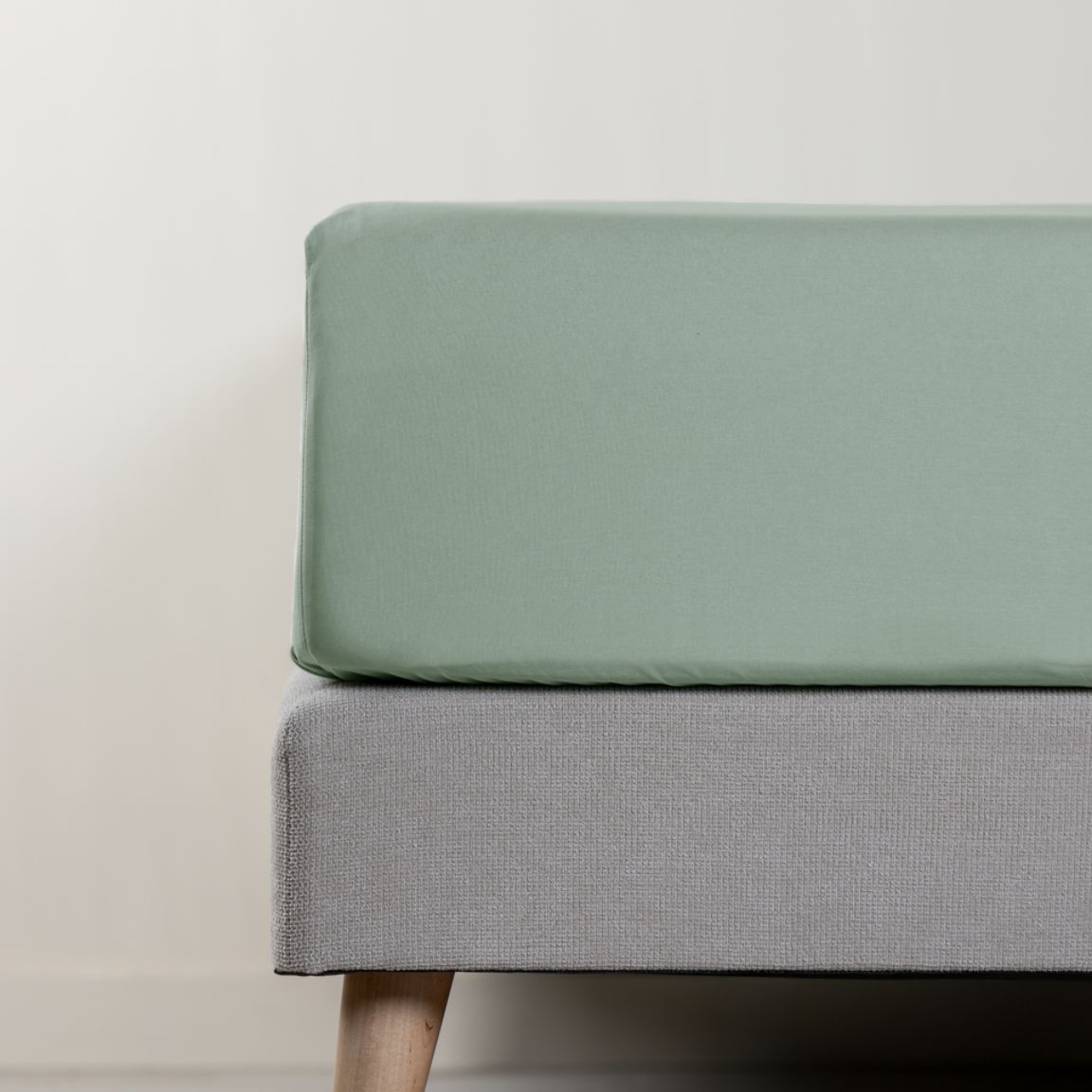 Dettaglio di lenzuolo con angoli verde