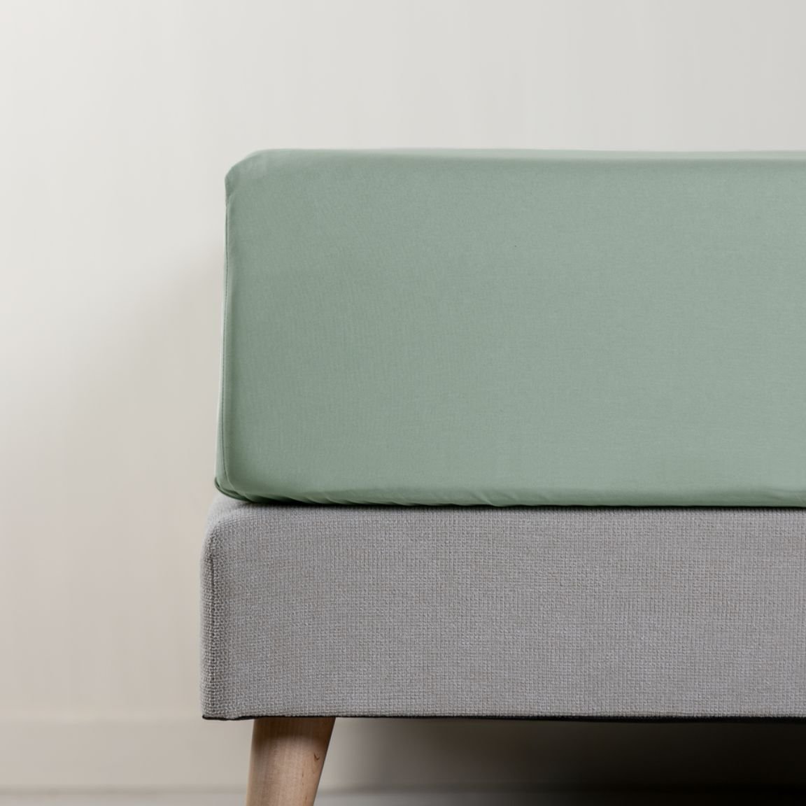 Dettaglio di lenzuolo con angoli verde