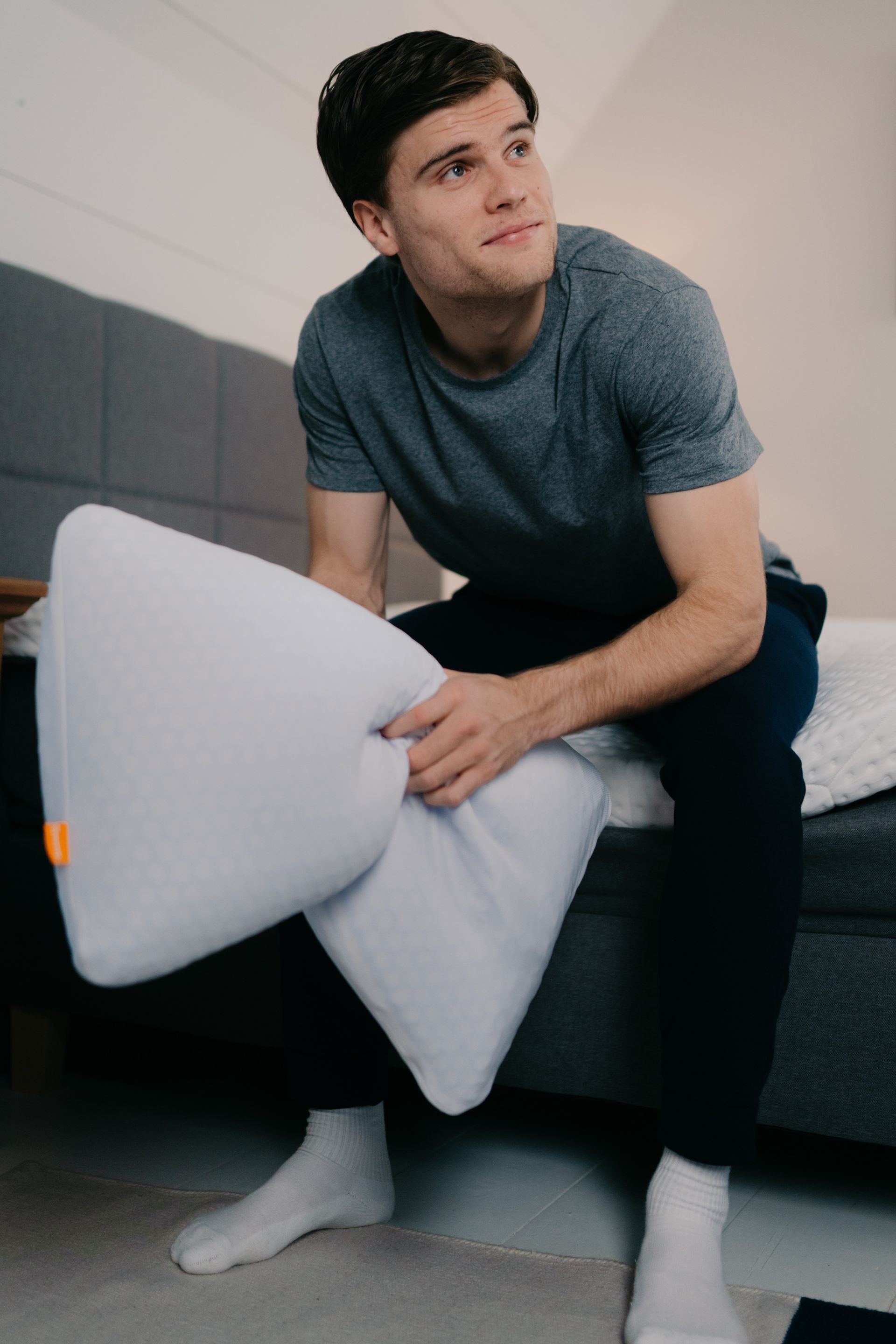 Een persoon met het kussen.