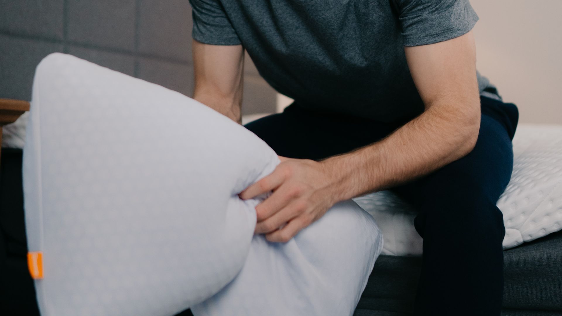 Joueur du Club Brugge tenant l’oreiller AirGrid Original