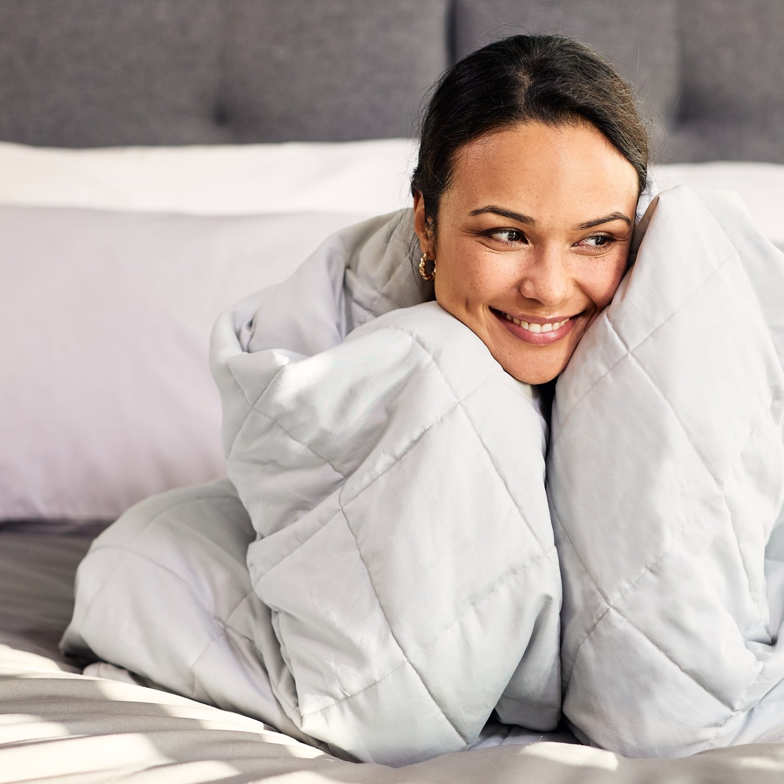 emma_hug_weighted_blanket_woman.jpg