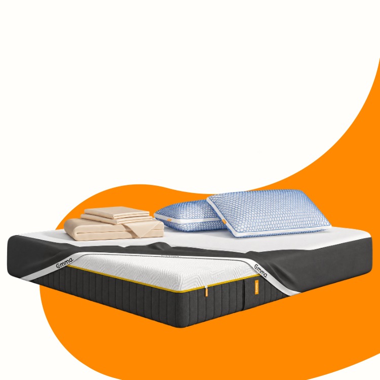 Superpack d'autunno: materasso, coprimaterasso, cuscini freschi su sfondo arancione, federe e piumone
