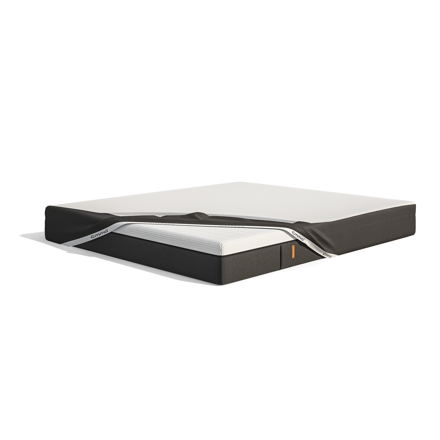 Emma Matrasbeschermer met deels geopende zwarte hoes en witte rits, toont de meerlaagse opbouw van de matras met witte en zwarte schuimlagen; oranje merklabel zichtbaar aan de zijkant.