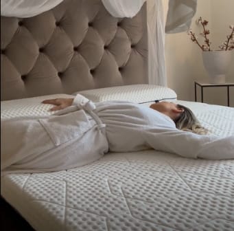 Persoon ligt ontspannen op een Emma Original Pro Topper met zichtbaar diamantpatroon.