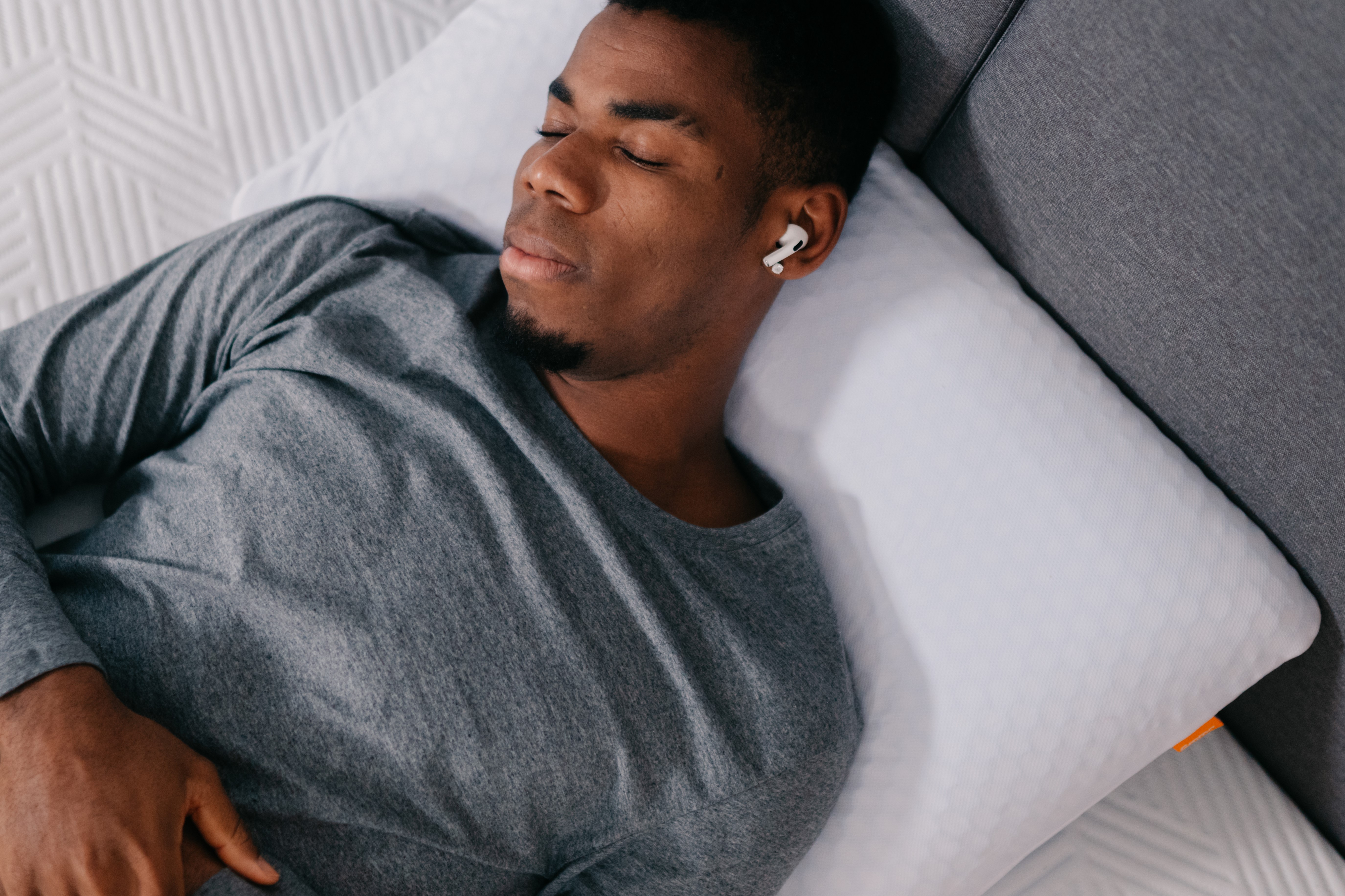 Een persoon die op het kussen slaapt.